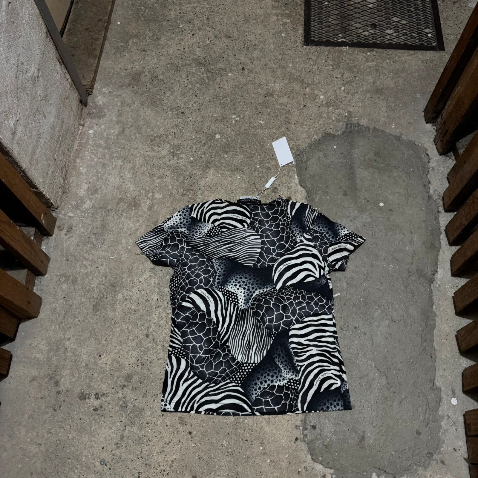Salvatore Ferragamo Vintage Salvatore ferragamo overprinted zebra top Size XS / US 0-2 / IT 36-38 - 2 Thumbnail