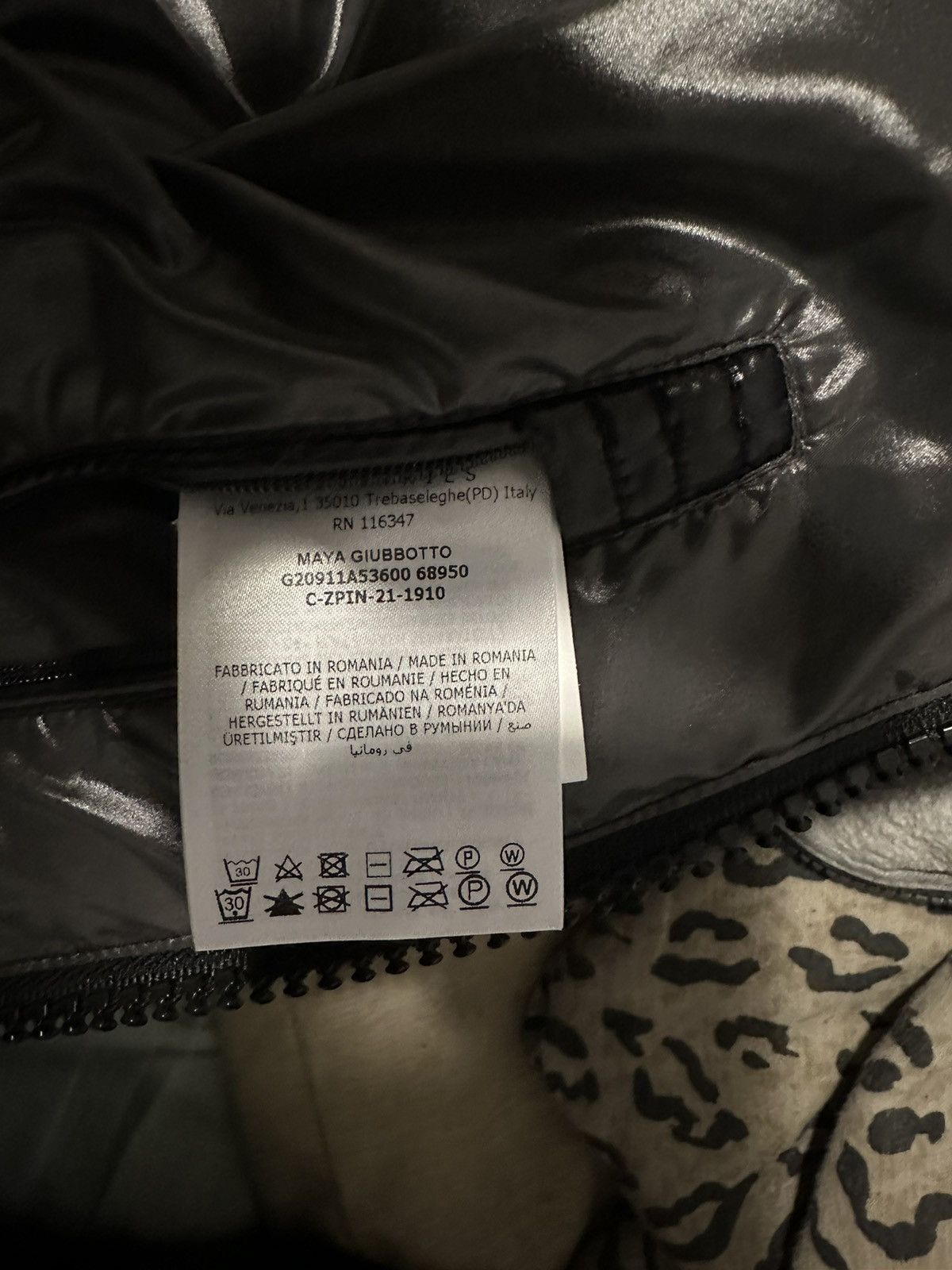 Moncler Brand new Moncler maya size 3 Size US M / EU 48-50 / 2 - 5 Thumbnail