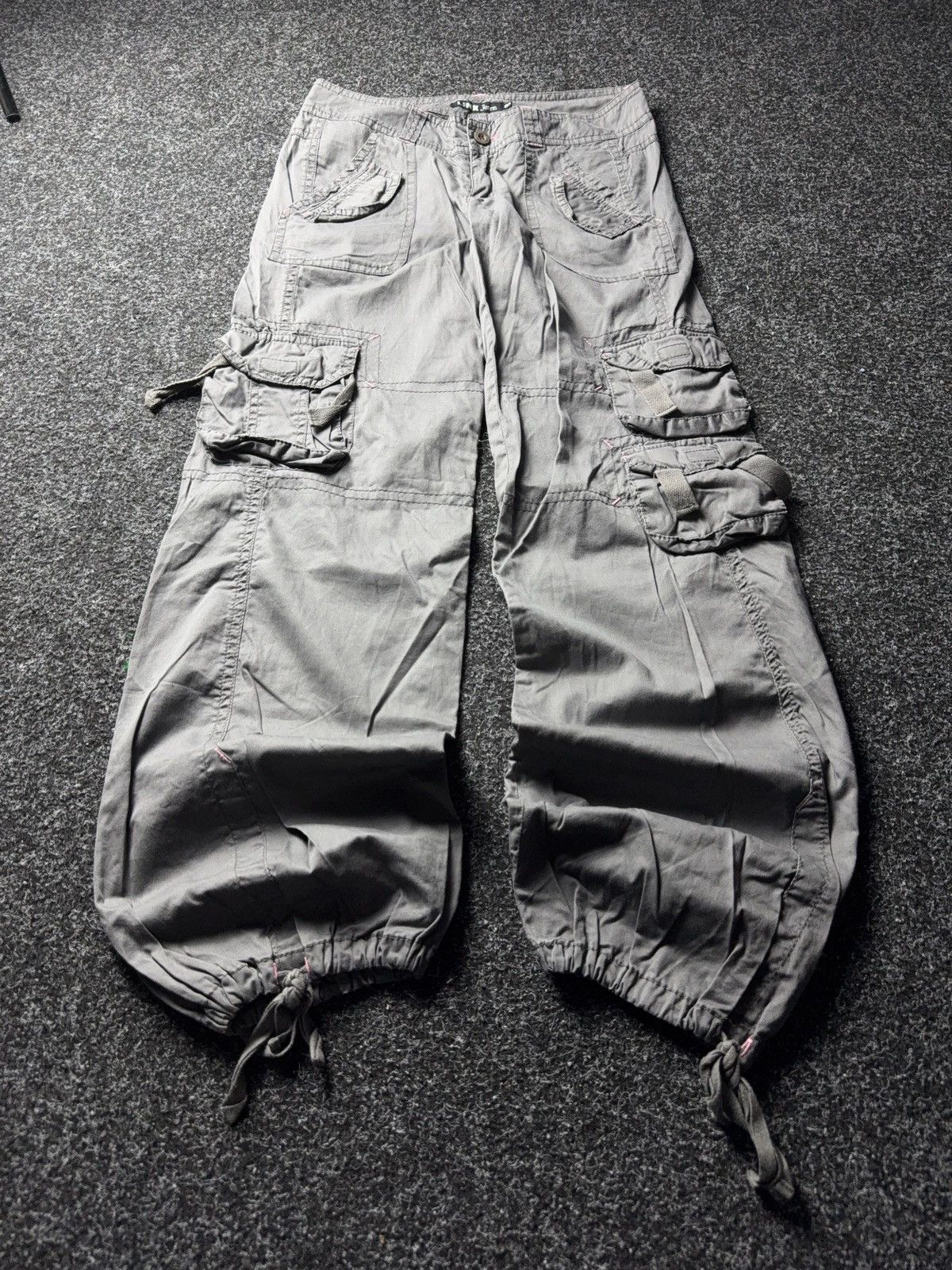 Japanese Brand Y2K 00s Avant Garde Multi-Pocket Parachute Cargo Pants Grey Size 30" / US 8 / IT 44 - 1 Thumbnail