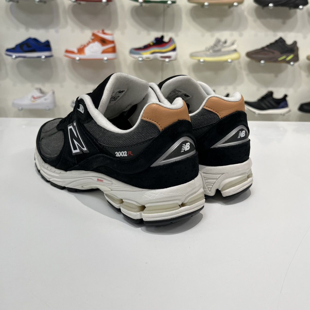 New Balance New Balance 2002R Black Sepia Size US 7 / EU 40 - 4 Thumbnail