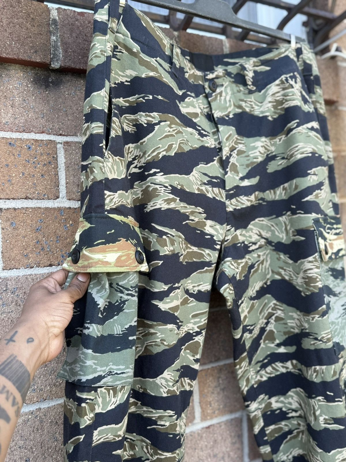 Givenchy Givenchy Tiger Camo Cargo Pants Size US 36 / EU 52 - 11 Thumbnail