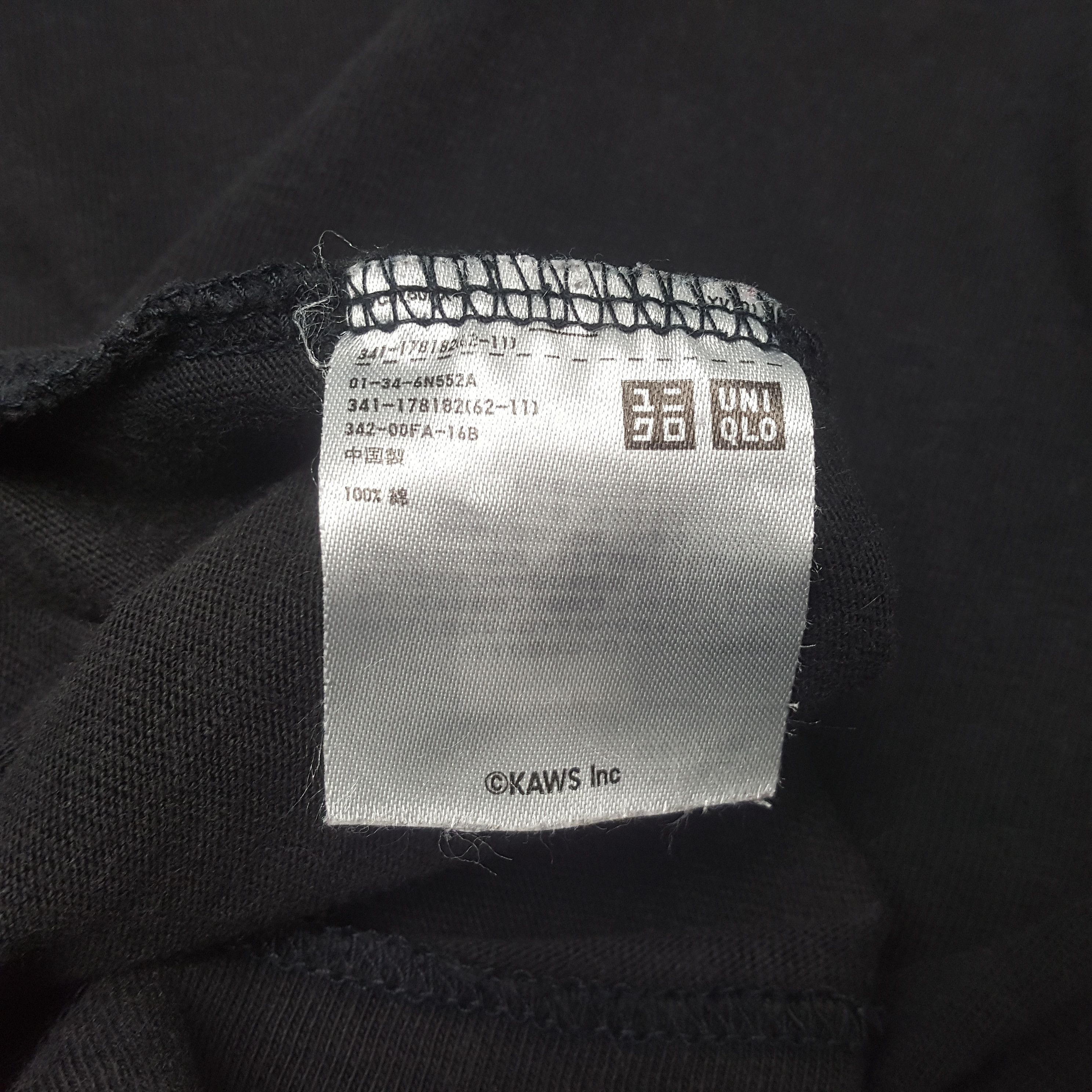 Japanese Brand Vintage Uniqlo x Kaws Japanese Brand T-shirt C294N40 Size US L / EU 52-54 / 3 - 6 Thumbnail