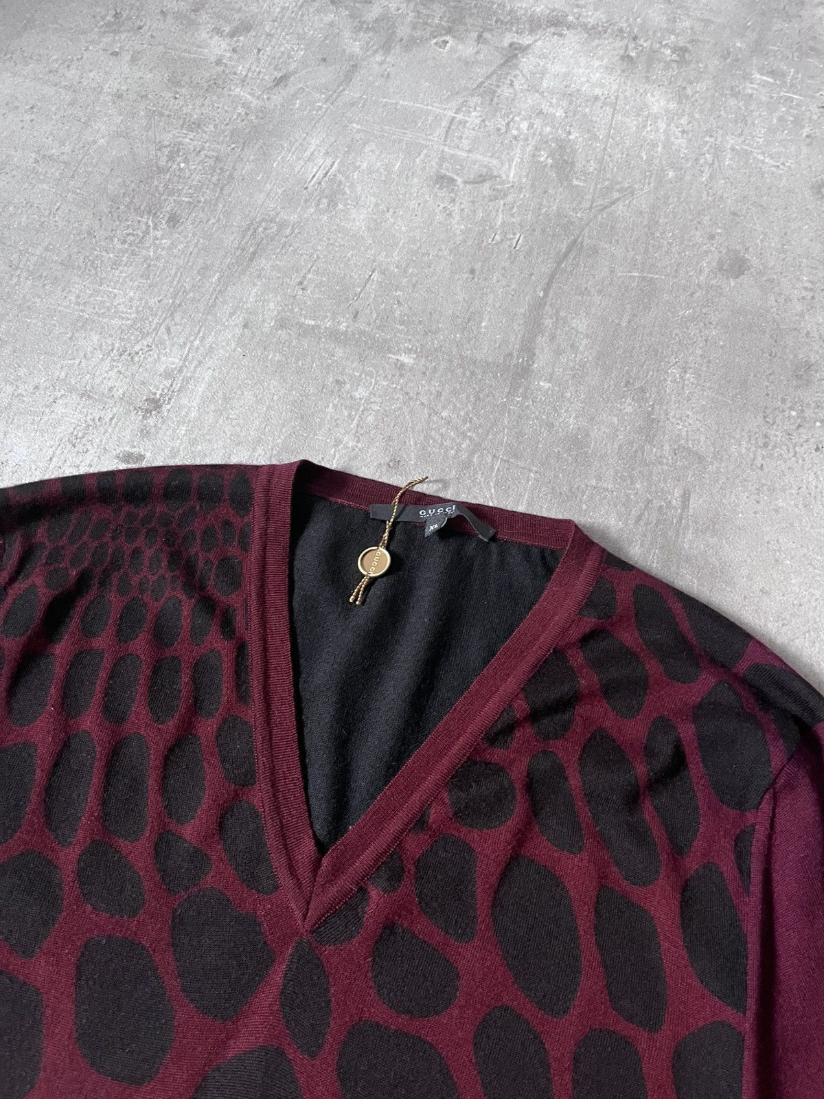 Gucci Gucci by Tom Ford Cashmere V-neck animal print sweater rare Size US XL / EU 56 / 4 - 6 Thumbnail