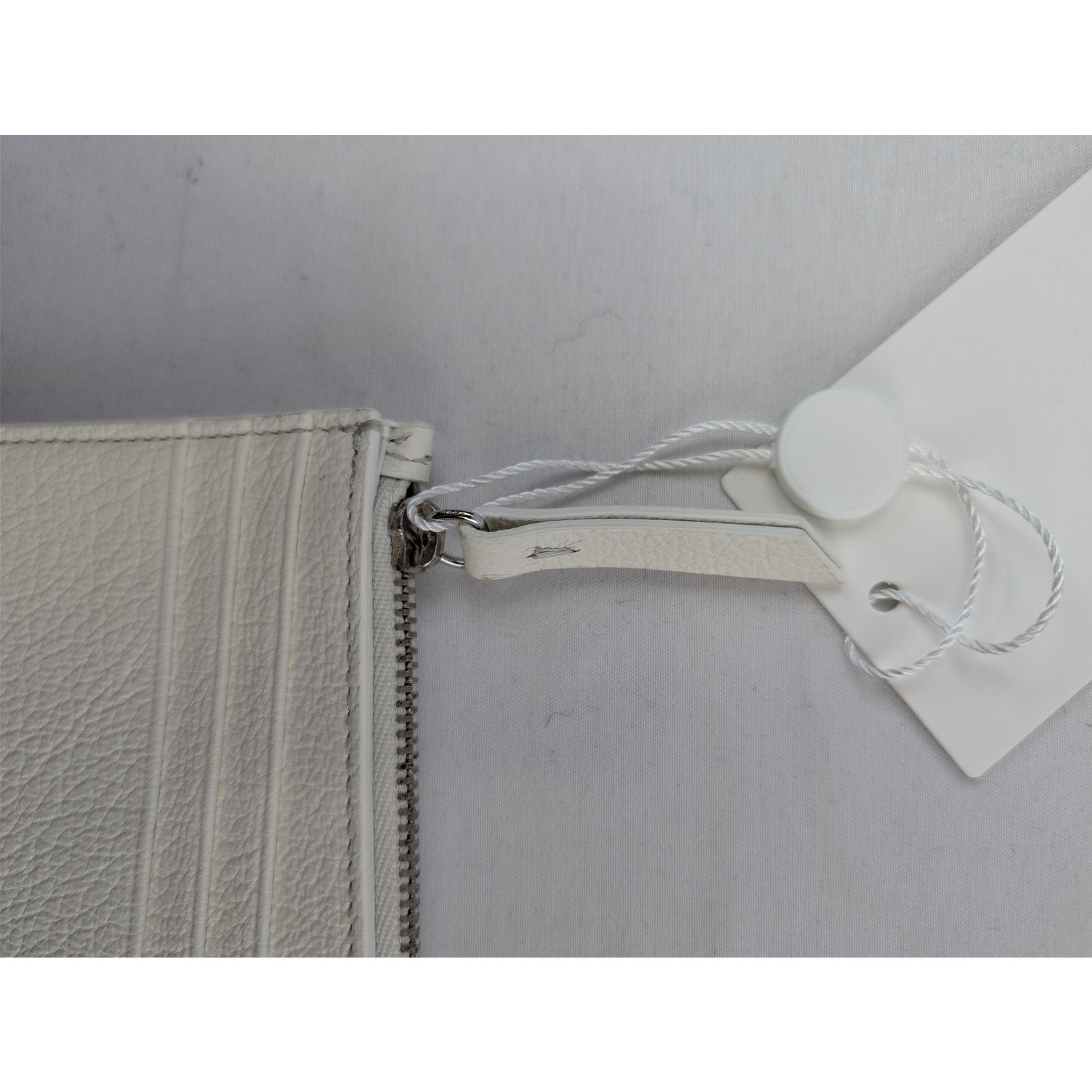 Maison Margiela o1rshd1 Size: OS / Grainy Leather Money Clip Wallet in White Size ONE SIZE - 5 Thumbnail