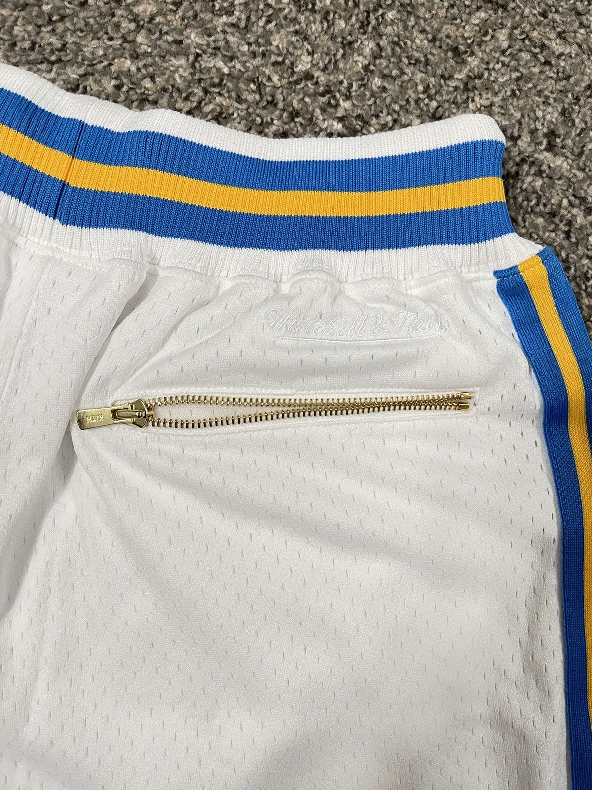 Just Don × Kith × Mitchell & Ness Kith Mitchell and Ness NBA LA GSW Basketball Shorts Size M Size US 32 / EU 48 - 6 Thumbnail