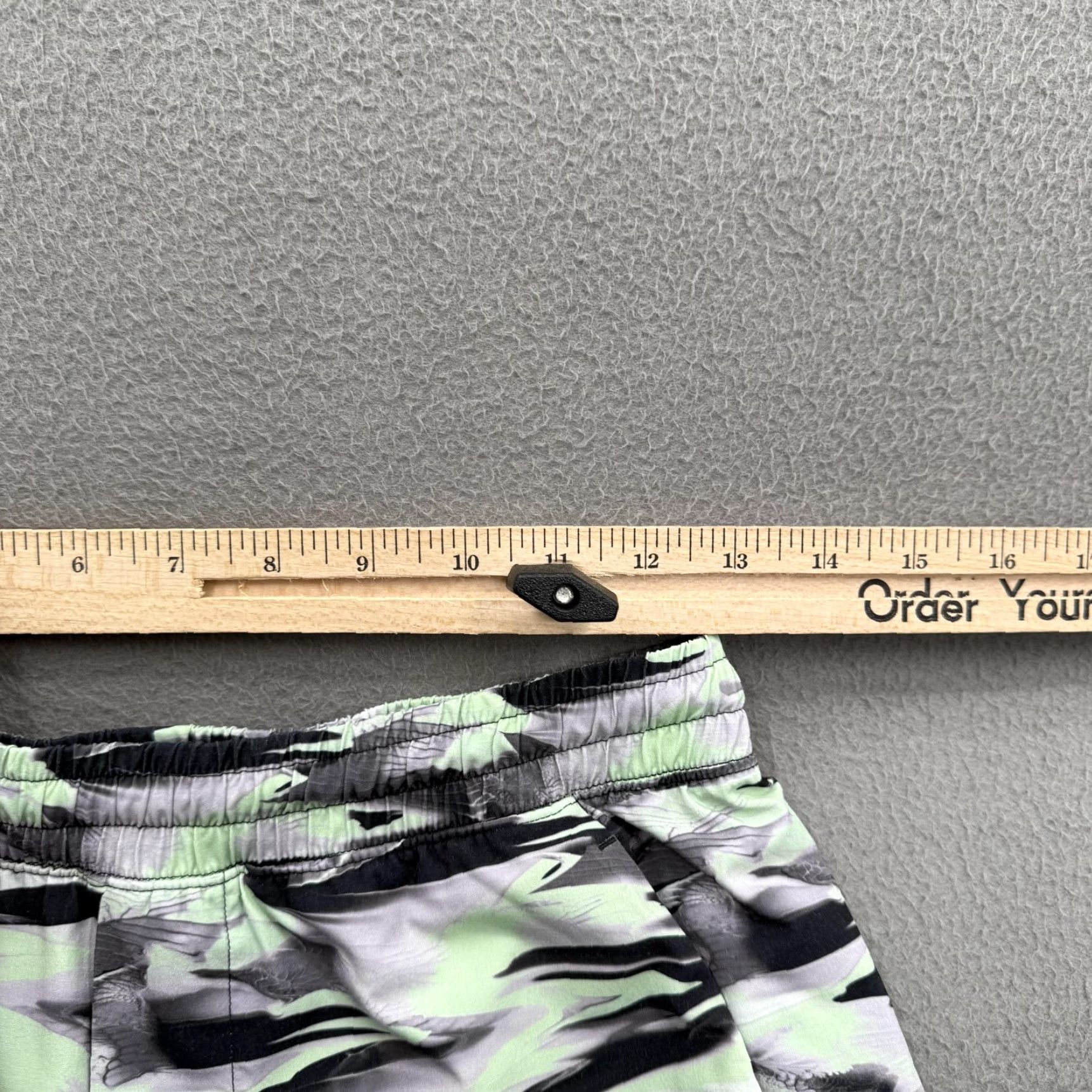 Lululemon Lululemon Shorts Mens Medium Green Black Camouflage Athletic Running Drawstring Pockets Lightweight Size US 31 - 4 Thumbnail