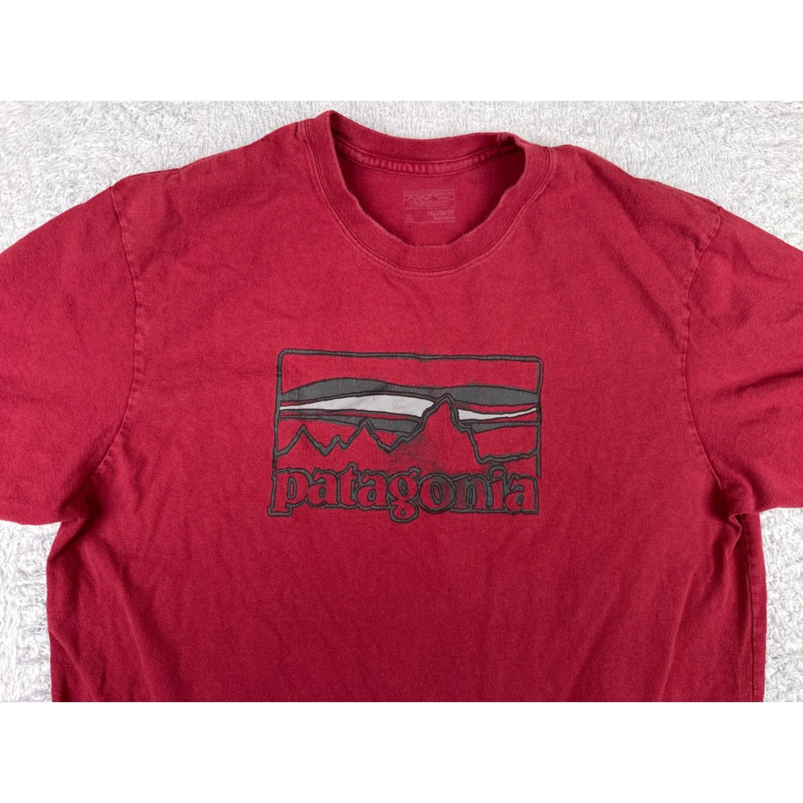 Patagonia Patagonia Shirt Men XL Red Short Sleeve Crew Neck 100% Cotton Fitz Roy Logo T-Shirt Outdoor All Seasons Slim Fit Mens Size US XL / EU 56 / 4 - 5 Thumbnail