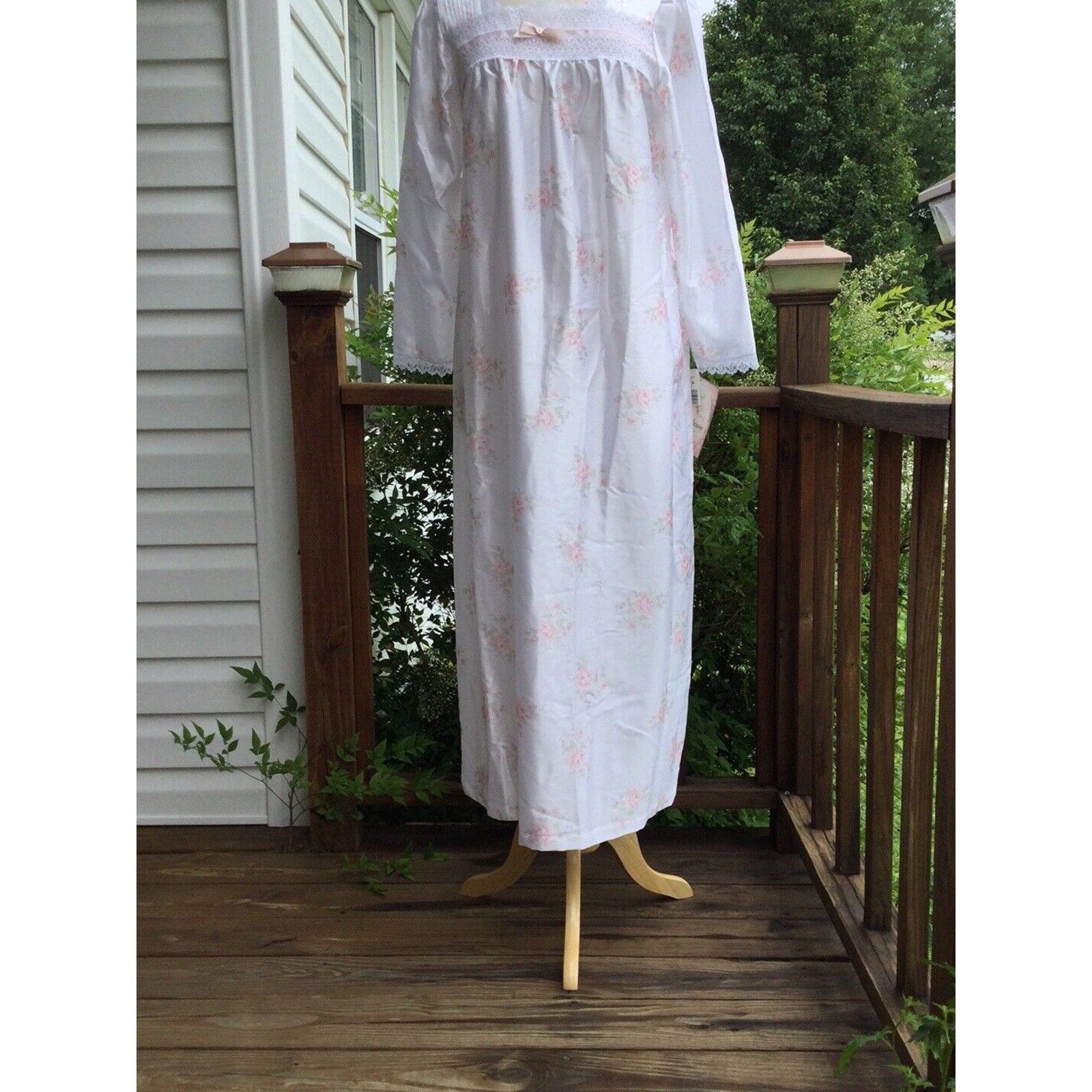 Other Barbizon White Floral Bethany Gown Nightgown Size Small NWT Size ONE SIZE - 3 Thumbnail