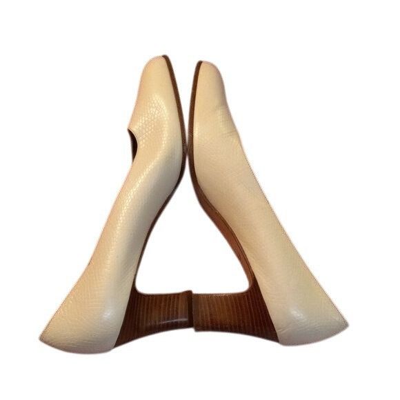 Salvatore Ferragamo Ferragamo Size 9 AA Beige Leather Pumps Wooden Heels Womens Size US 9 / IT 39 - 3 Thumbnail