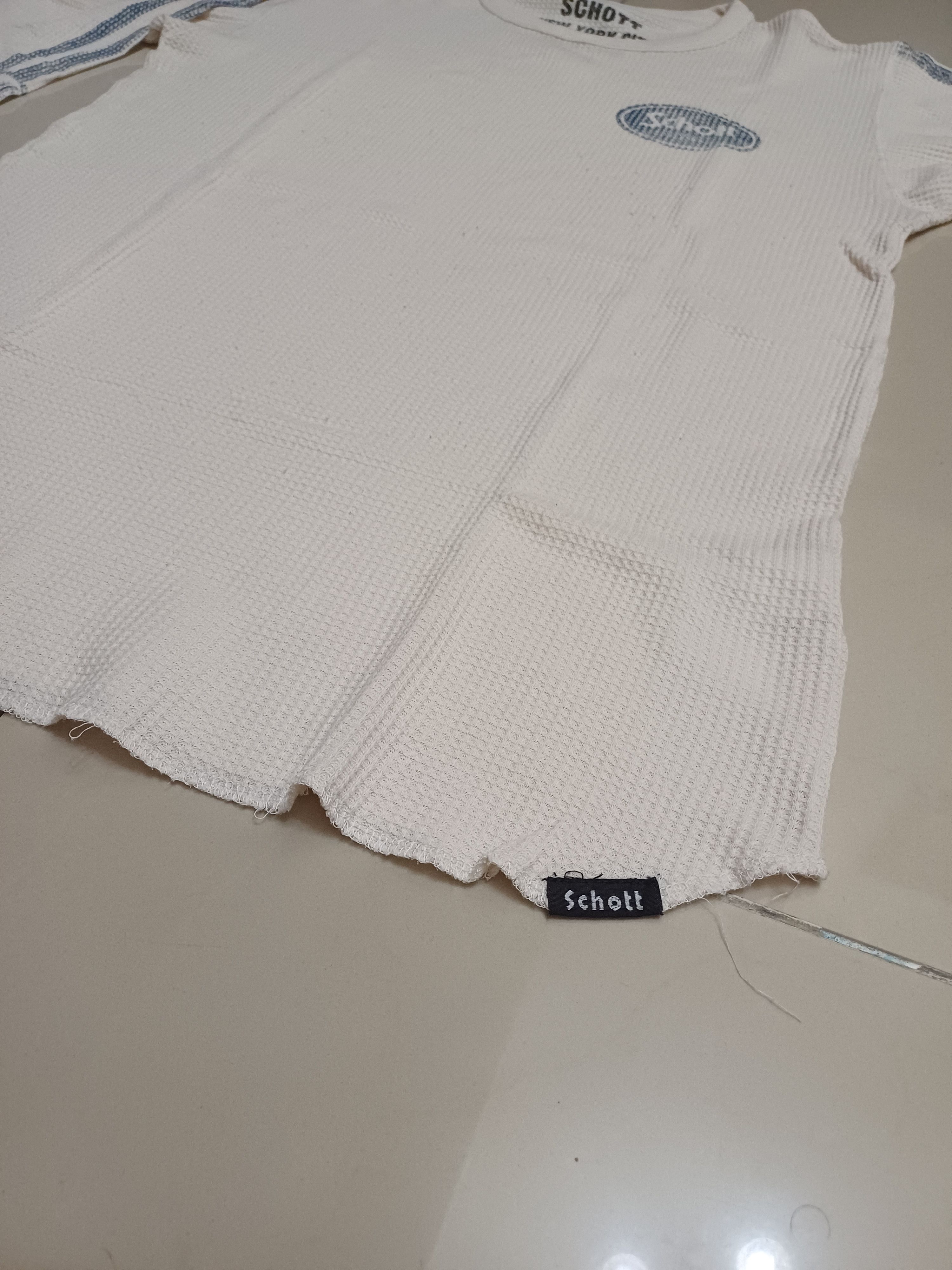Awesome 3 quarter t shirt 🔥SCHOTT vintage brand🔥