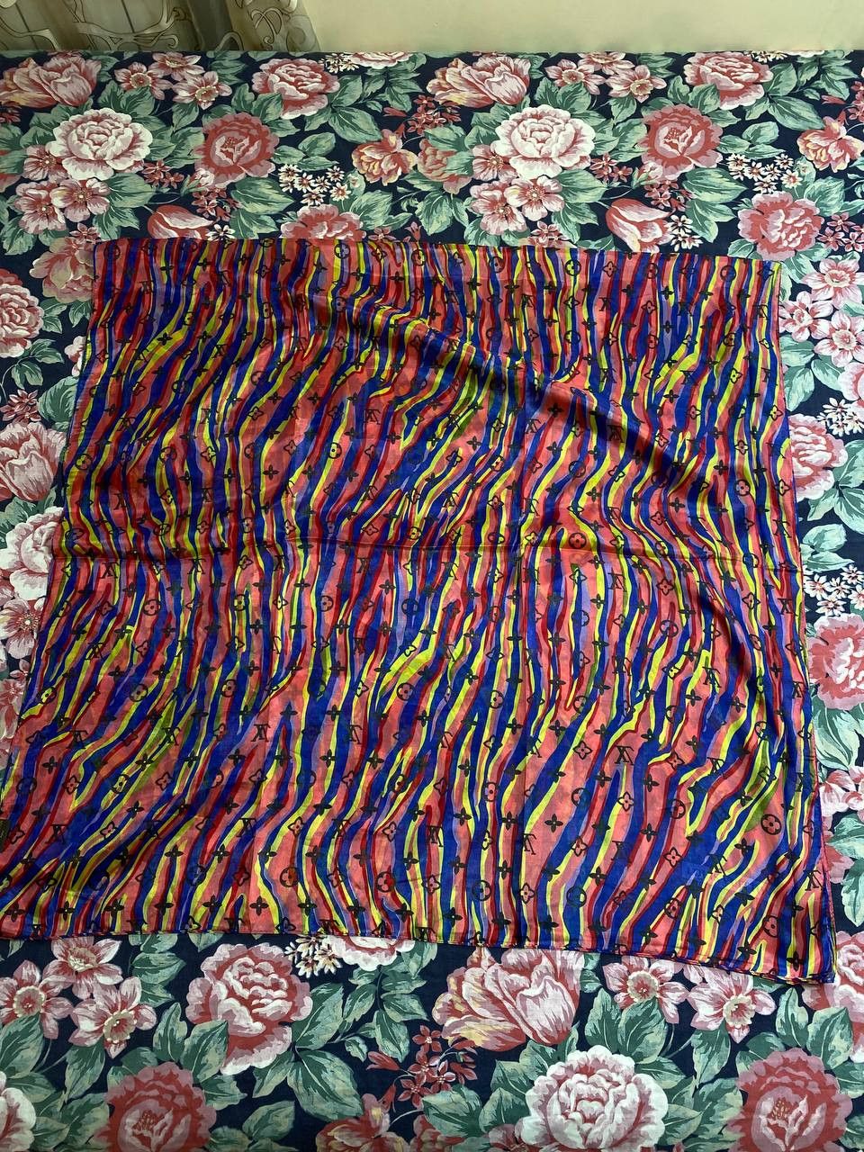 Louis Vuitton Louis Vuitton Multicolor Silk Geometric Shawl Scarf . Size ONE SIZE - 10 Thumbnail