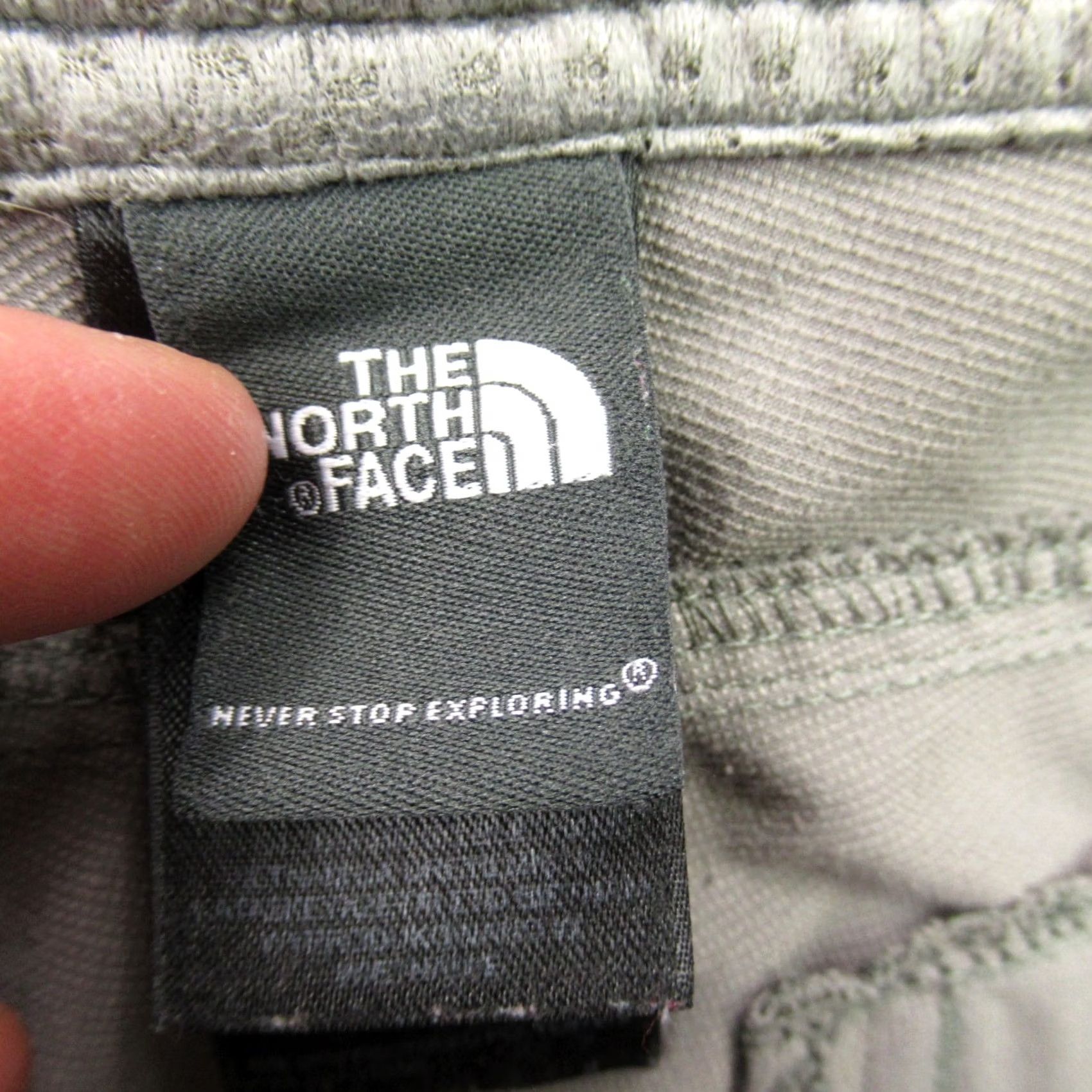 The North Face The North Face Women's Cargo Shorts | Size 6 | Beige | 5" Inseam | Hiking, Outdoor | Regular Fit Women Size 28" / US 6 / IT 42 - 3 Thumbnail