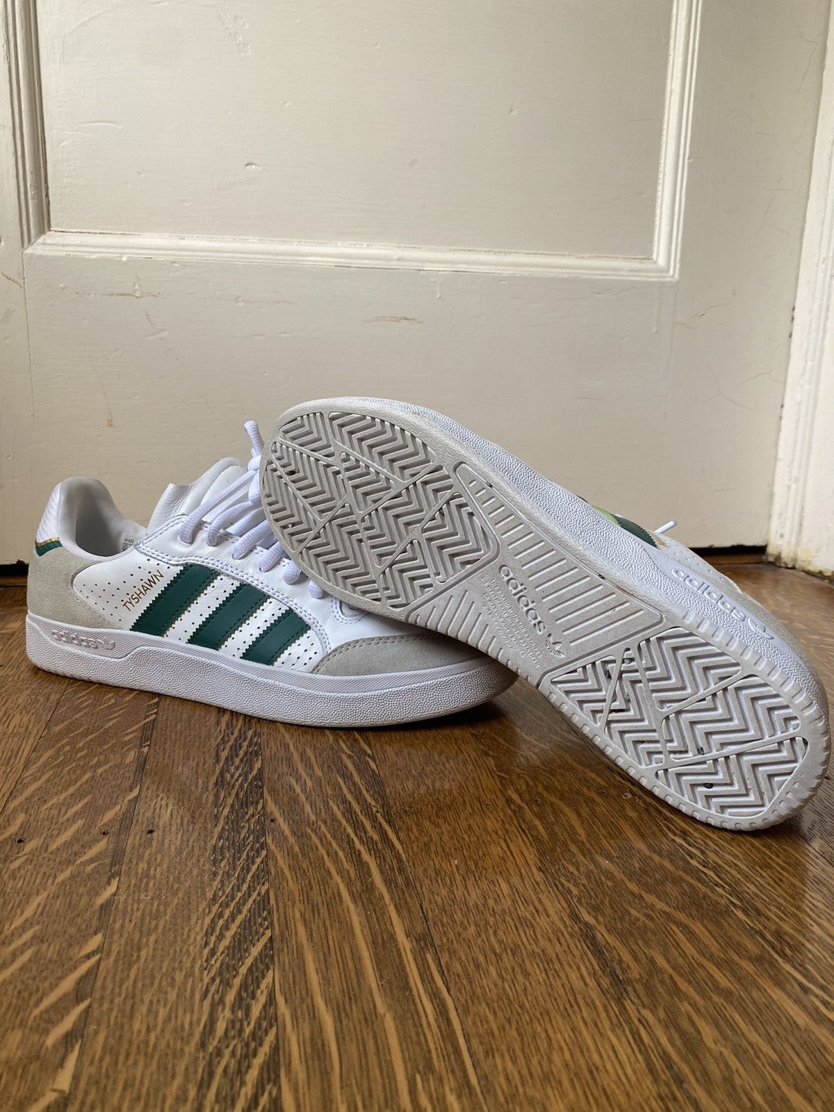 Adidas Tyshawn Low Size US 10 / EU 43 - 3 Thumbnail