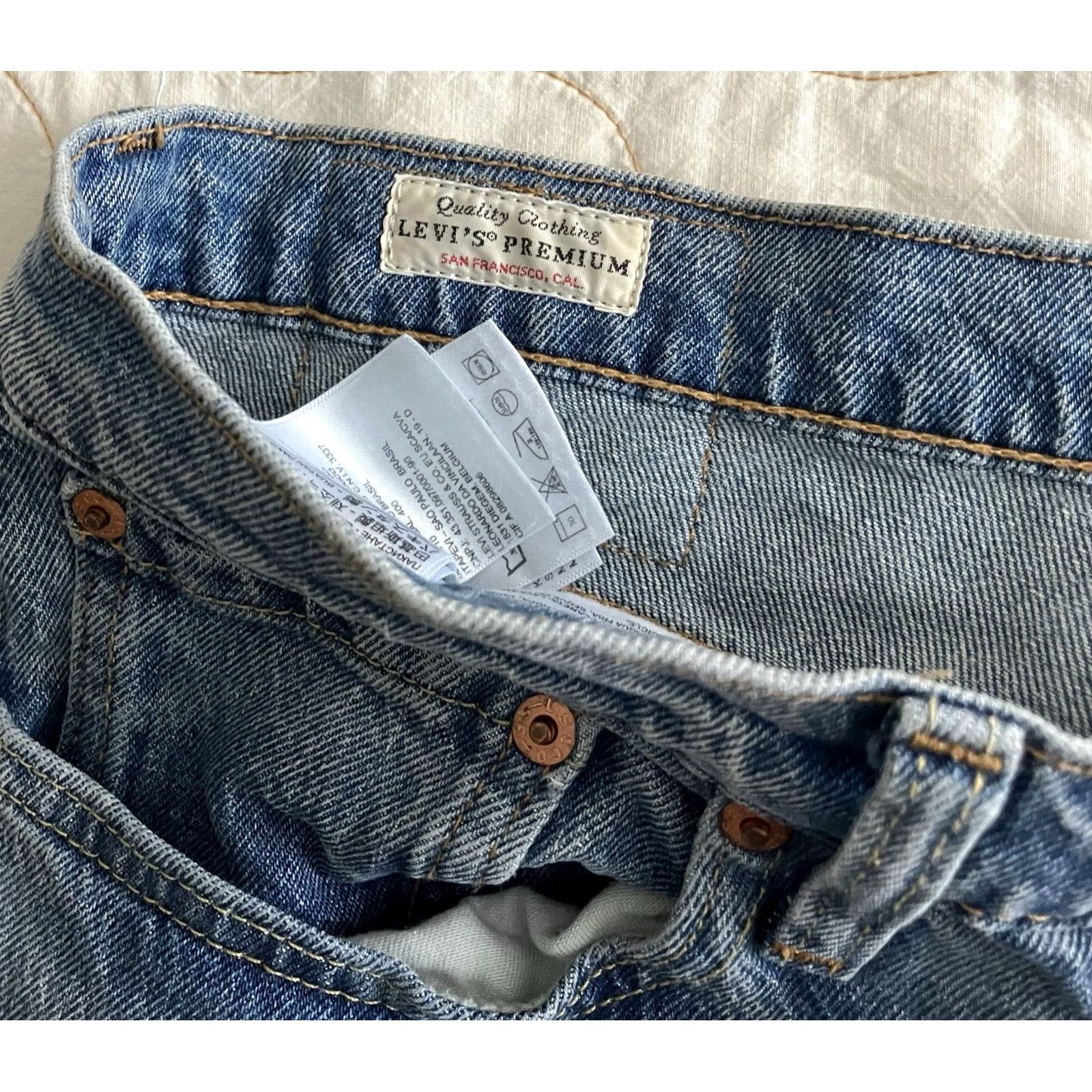 Levi's VINTAGE Levi's 514 Big E Leather Tab Premium Denim Jeans 32x34 Tapered Relaxed Fit 5-Pocket Blue Mens Jeans 90s Biker Grunge Rock USA 34x33 Size US 34 / EU 50 - 4 Thumbnail