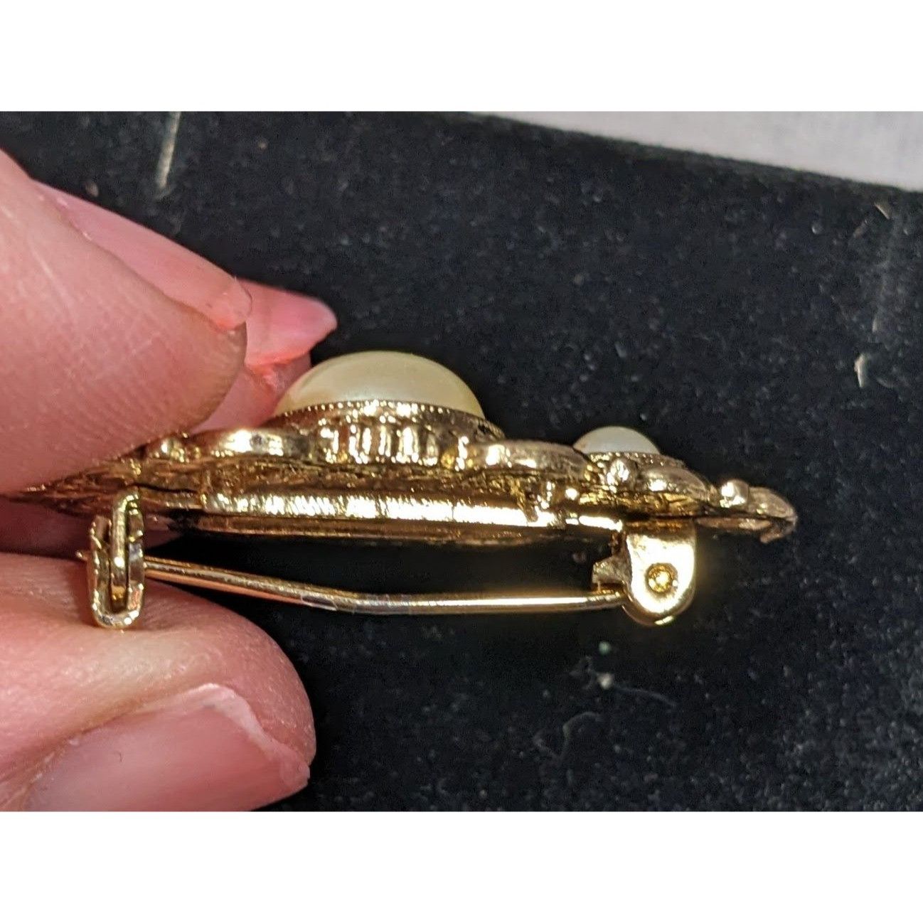 Other Vintage Baroque Style Gold Tone Faux Pearl Brooch Size ONE SIZE - 5 Thumbnail