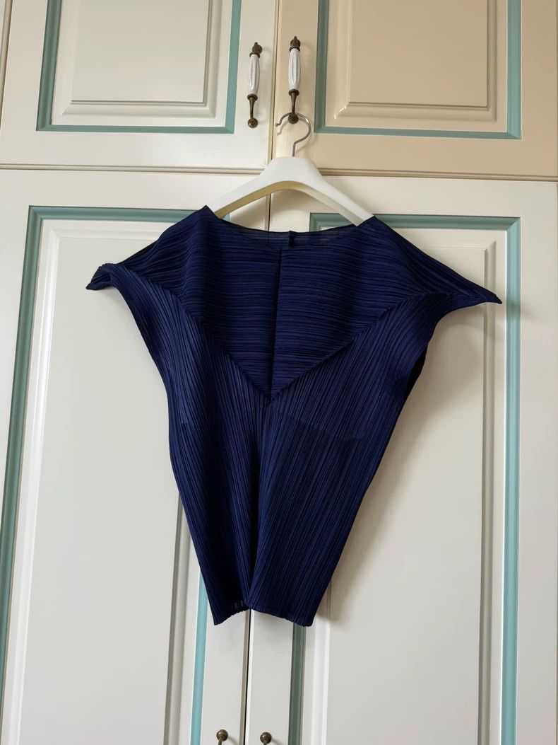 Issey Miyake Issey Miyake size:3 Dark blue pleated short-sleeved shirt Size XS / US 0-2 / IT 36-38 - 2 Thumbnail