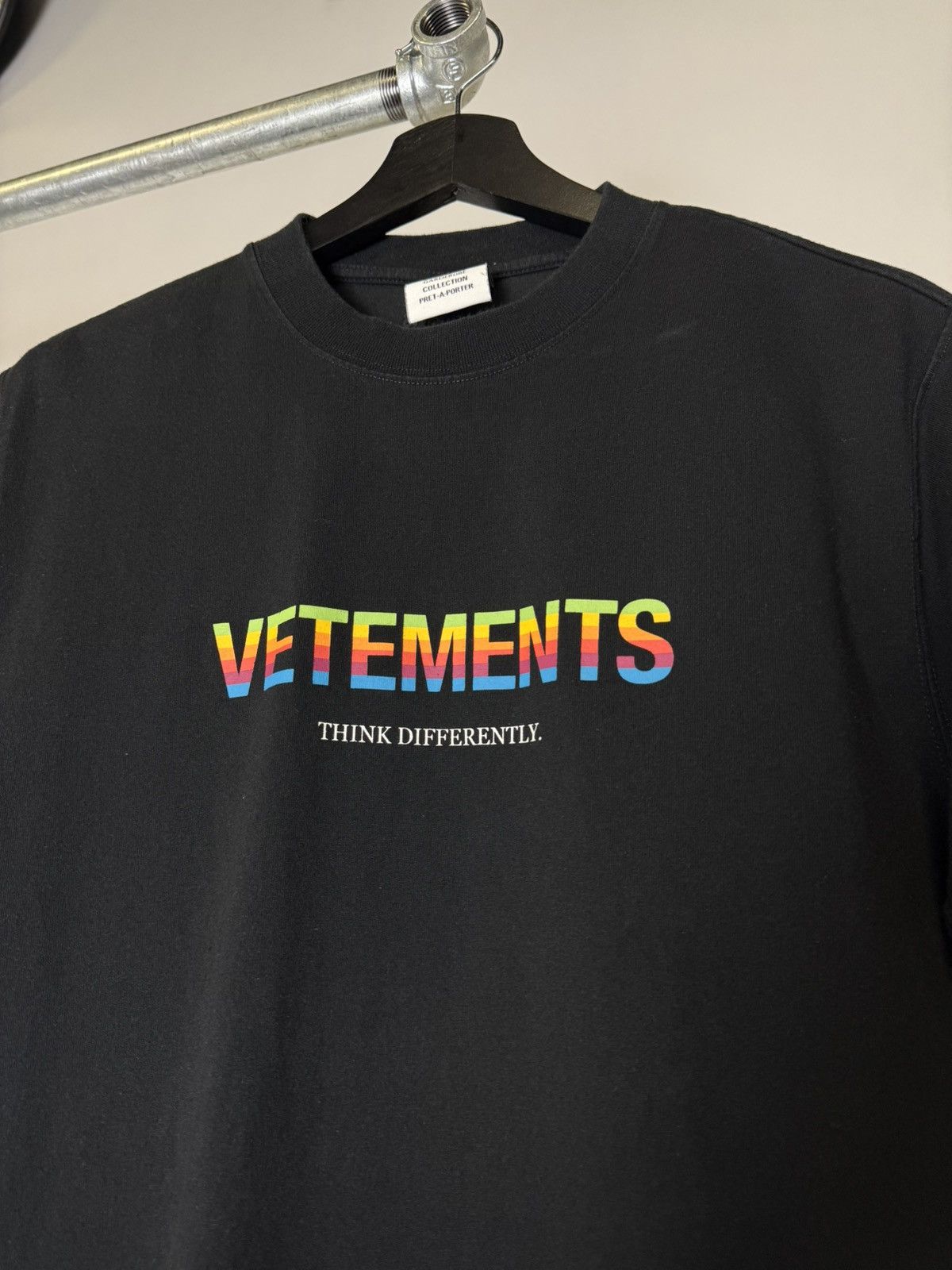 Vetements Vetement “think differently” tee Size US S / EU 44-46 / 1 - 1 Thumbnail
