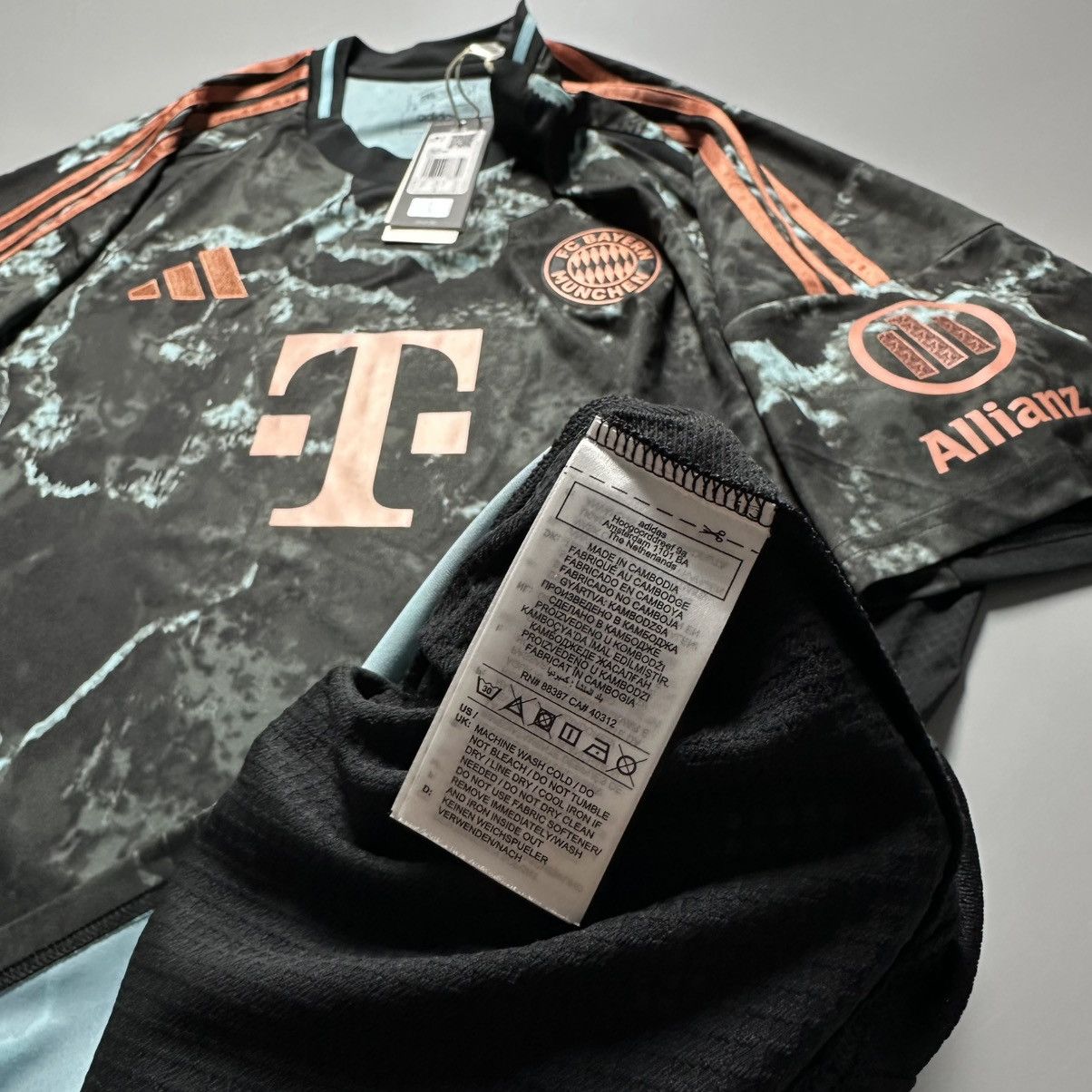 Vintage BAYERN ADIDAS 2024/2025 FOOTBALL AWAY JERSEY #17 OLISE Size US XXL / EU 58 / 5 - 12 Thumbnail