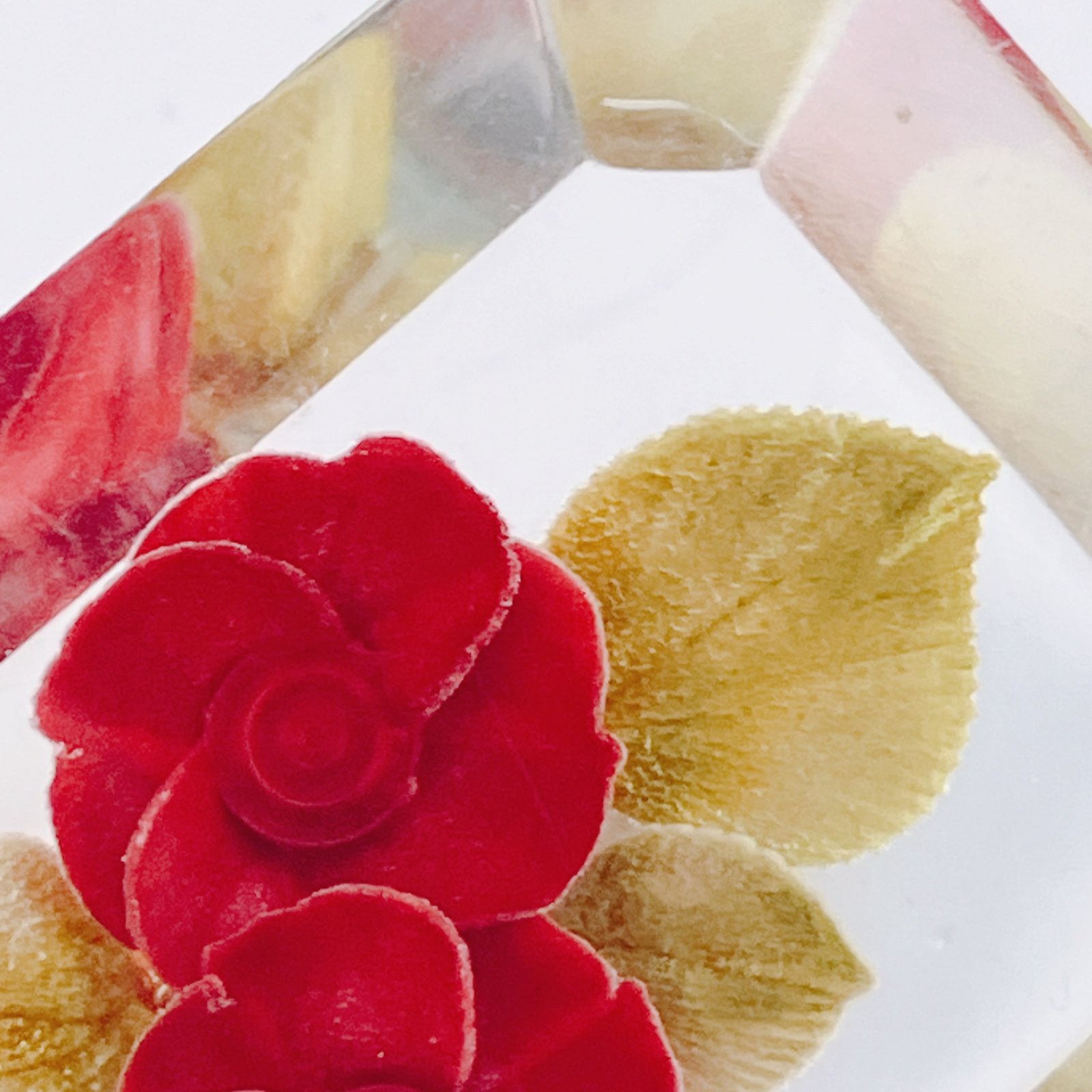 Vintage Vintage 1940s Reverse Carved Lucite Floral Brooch Red Roses Size ONE SIZE - 4 Thumbnail