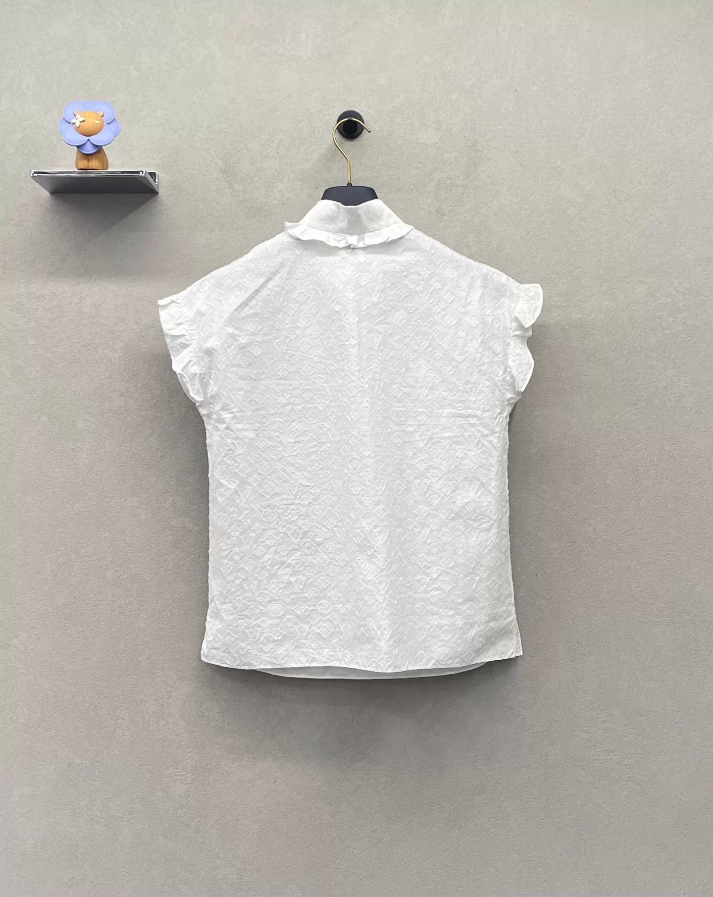 Louis Vuitton LV Women's Stand Collar Sleeveless Blouse Full Logo Print Size XS / US 0-2 / IT 36-38 - 2 Thumbnail