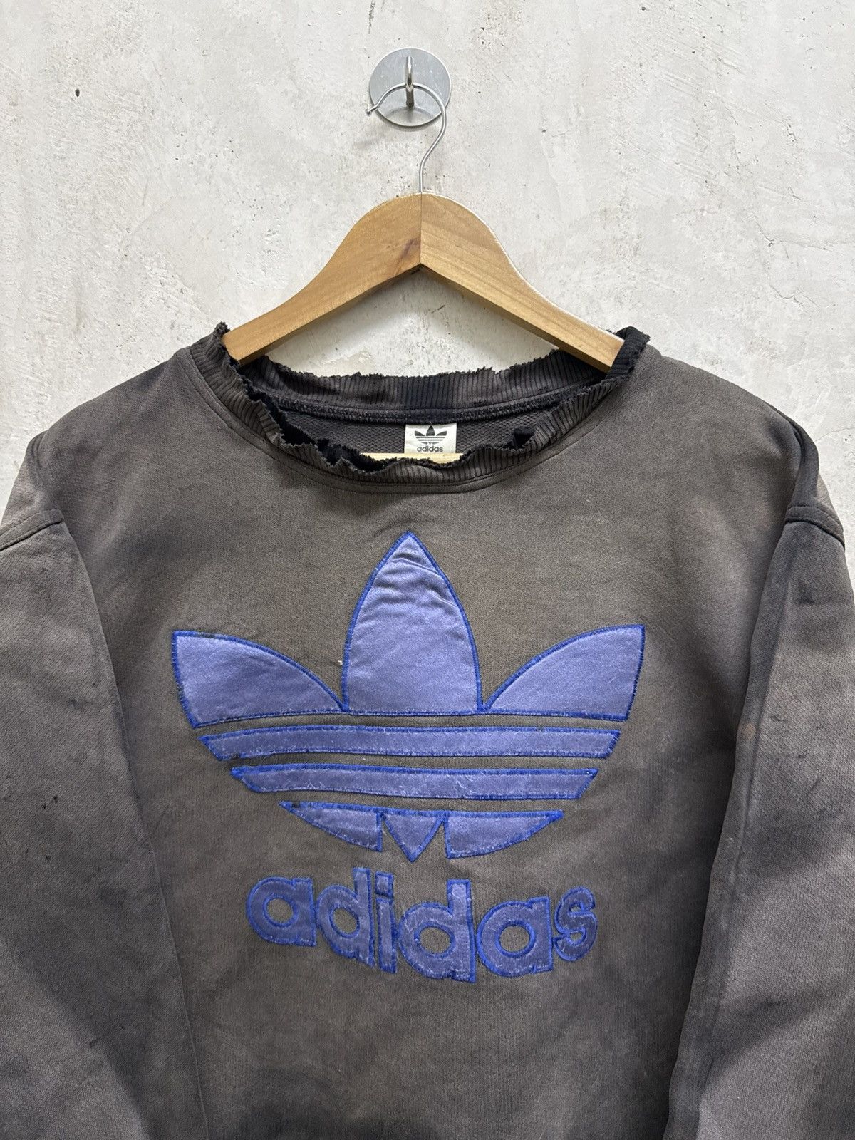 Adidas Vintage 90s Adidas Distressed Sunfaded Cropped Crewneck Size US S / EU 44-46 / 1 - 3 Thumbnail