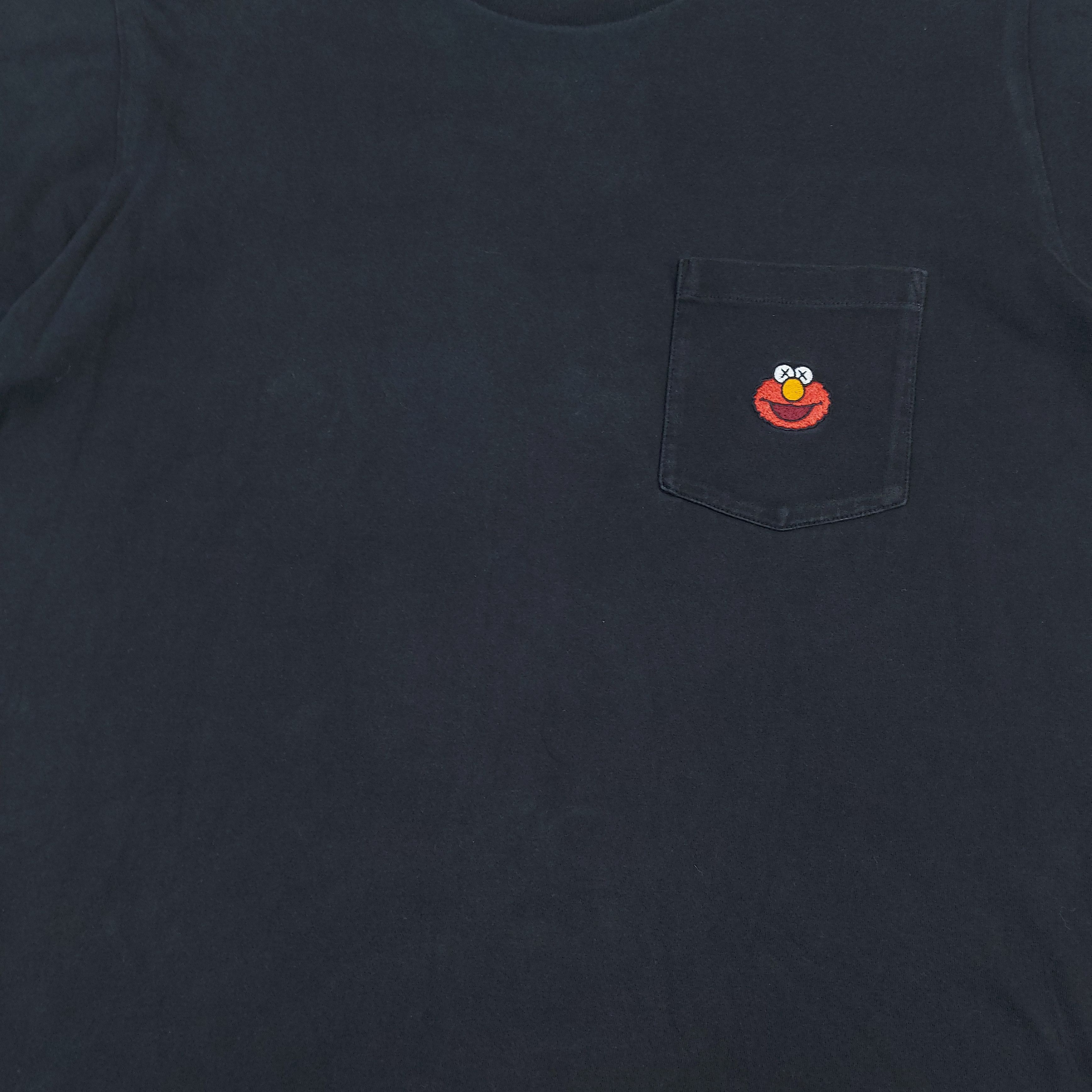 Kaws × Uniqlo KAWS x Uniqlo x Sesame Street Elmo Embroidery Pocket TEE Size US XL / EU 56 / 4 - 4 Thumbnail
