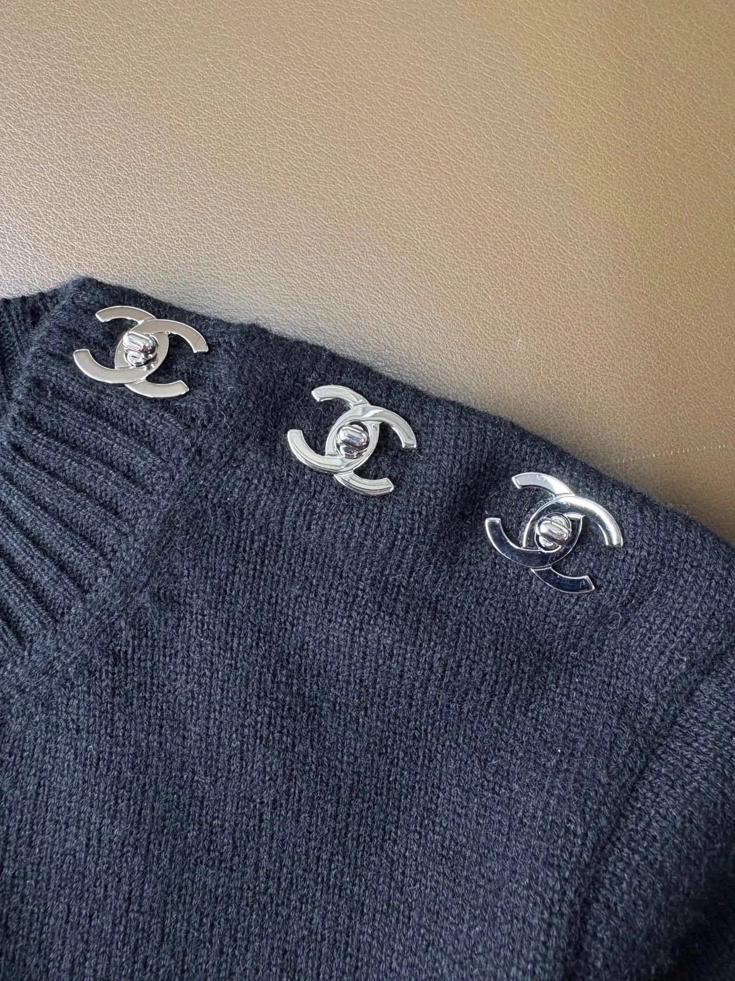 Chanel Chanel 24B Black Double C Crewneck Cashmere Knit Sweater 34 Size XS / US 0-2 / IT 36-38 - 5 Thumbnail