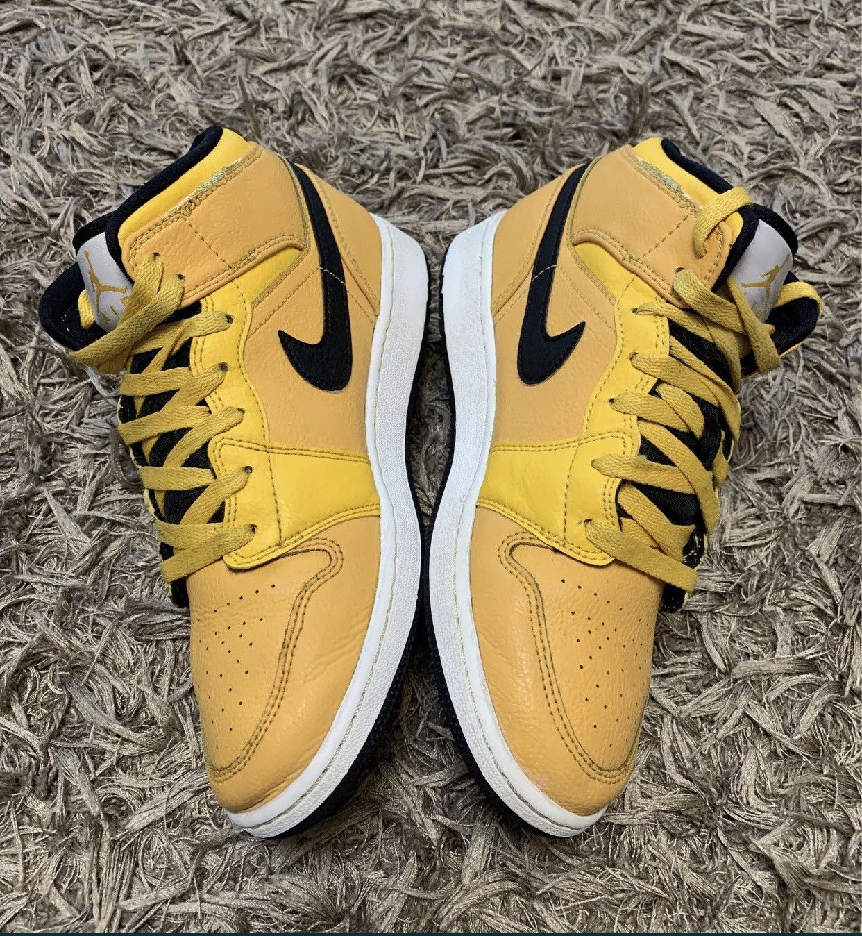 Jordan Brand Nike Air Jordan 1 misd university gold black high top 6Y sz Size US 6 / IT 36 - 5 Thumbnail
