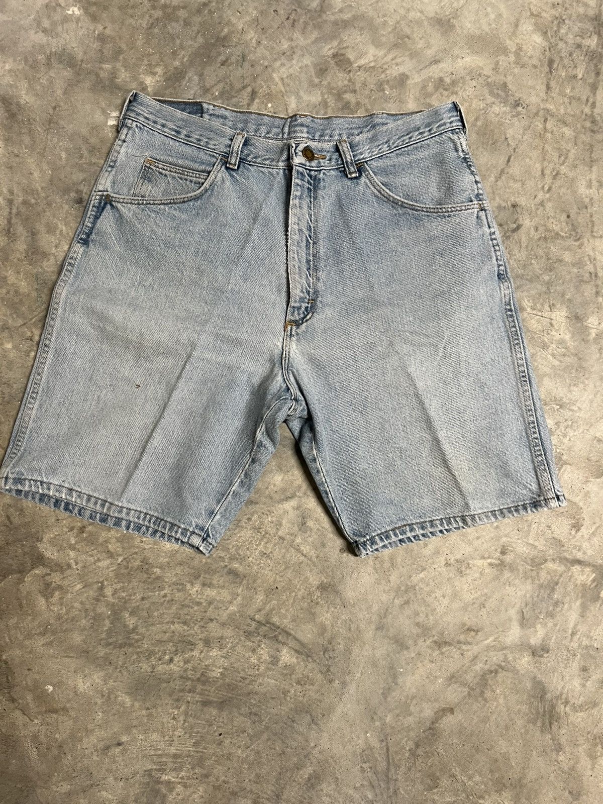 Wrangler light wash denim shorts Size 32" / US 10 / IT 46 - 1 Thumbnail