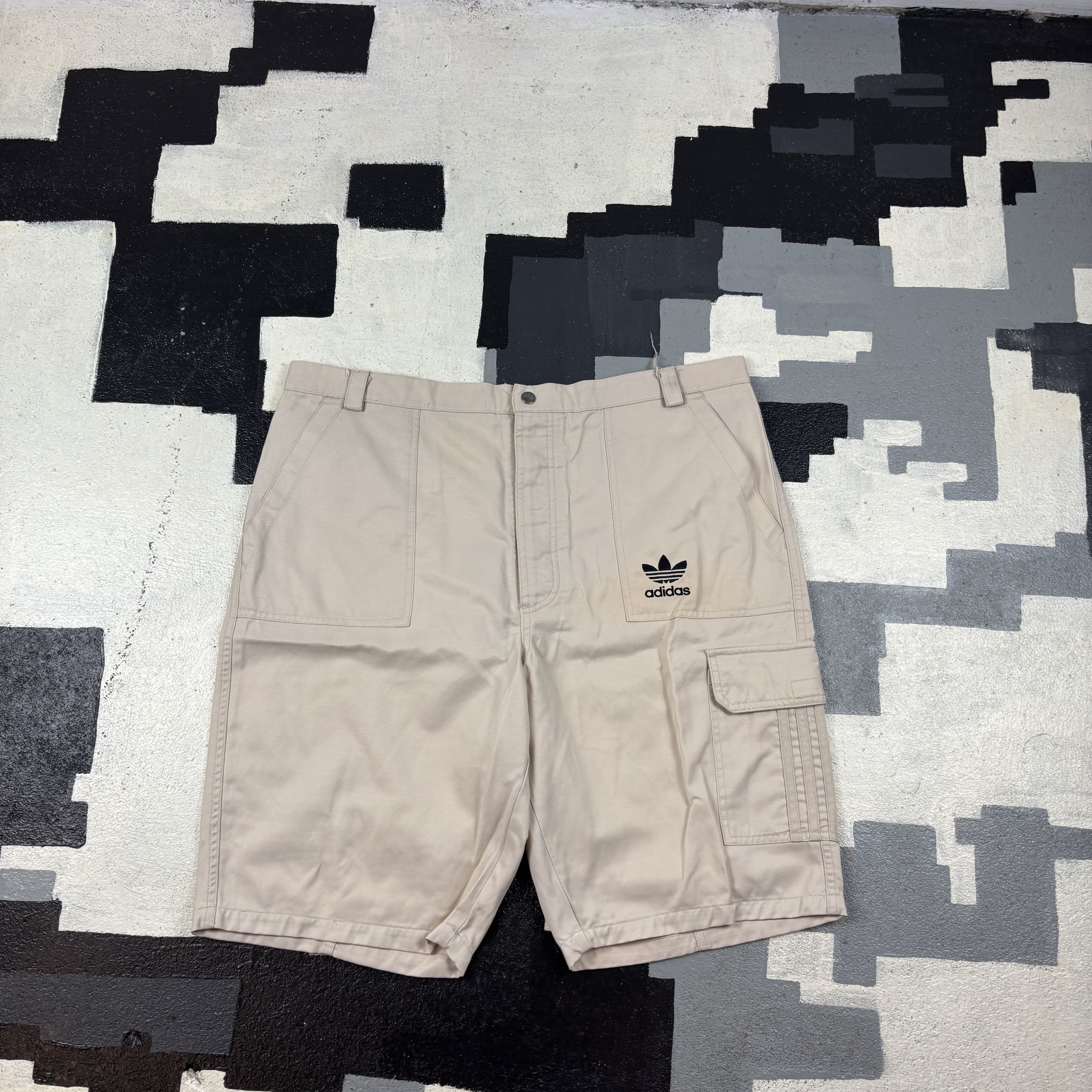 Adidas Adidas Shorts Size US 33 - 1 Thumbnail