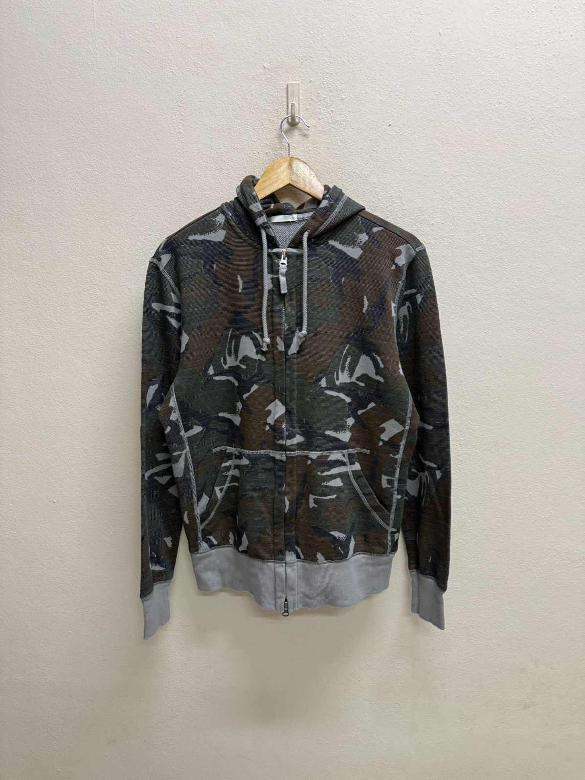 Uniqlo Uniqlo Camo Paternz Zip Up Sweater Hoodie Size US M / EU 48-50 / 2 - 14 Thumbnail