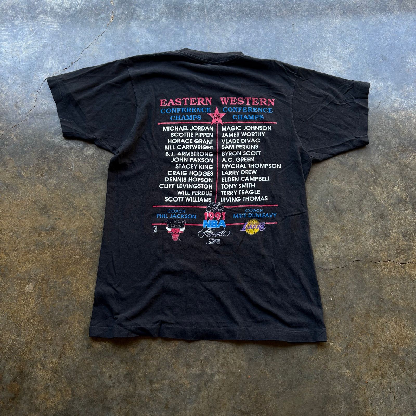 Salem Sportswear Vintage 1991 Salem Sportswear Bulls Lakers T-shirt Size US L / EU 52-54 / 3 - 4 Thumbnail