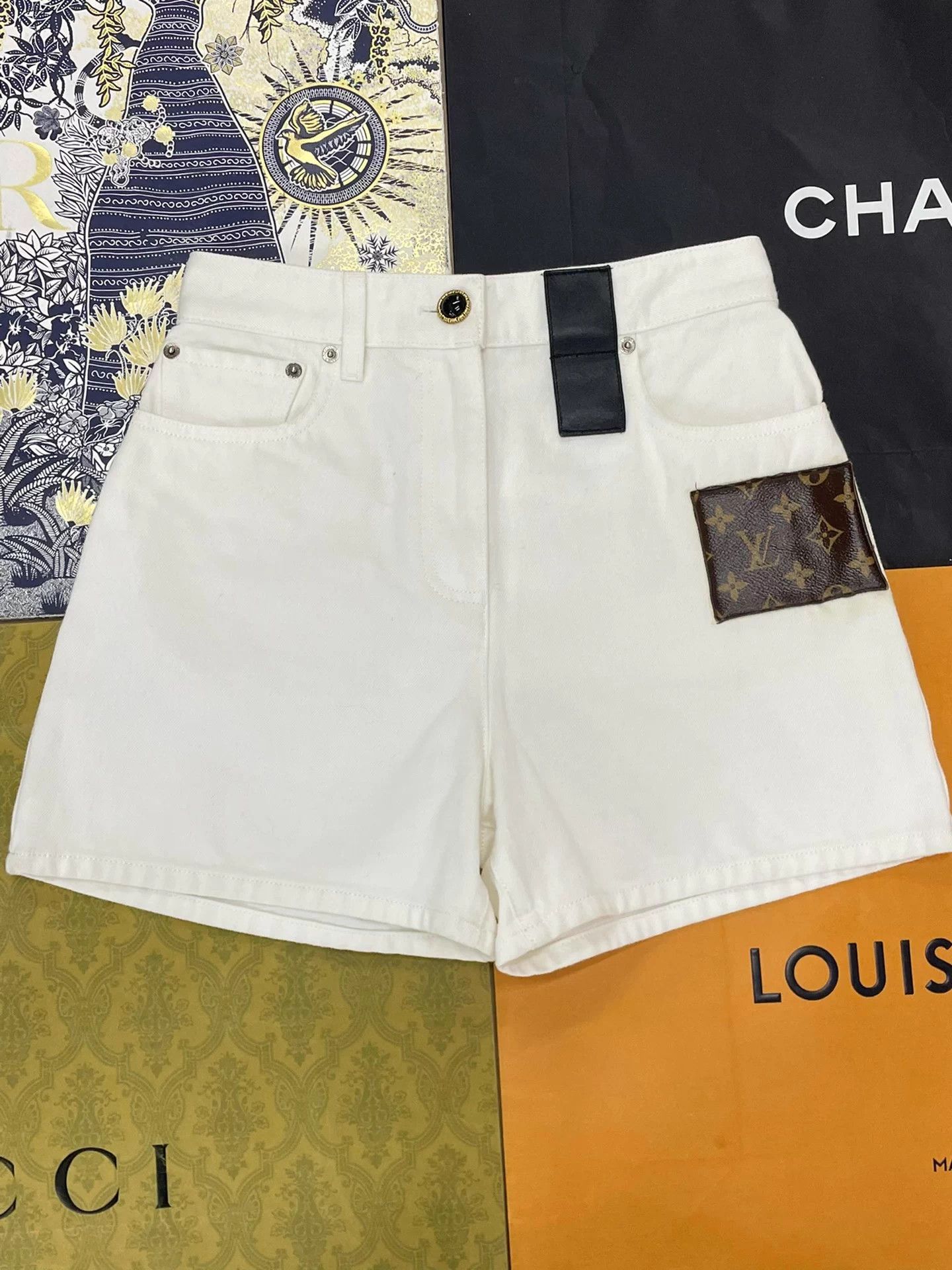 Louis Vuitton Lv White Monogram Color-Blocked Leather Shorts Size 26" / US 2 / IT 38 - 1 Thumbnail