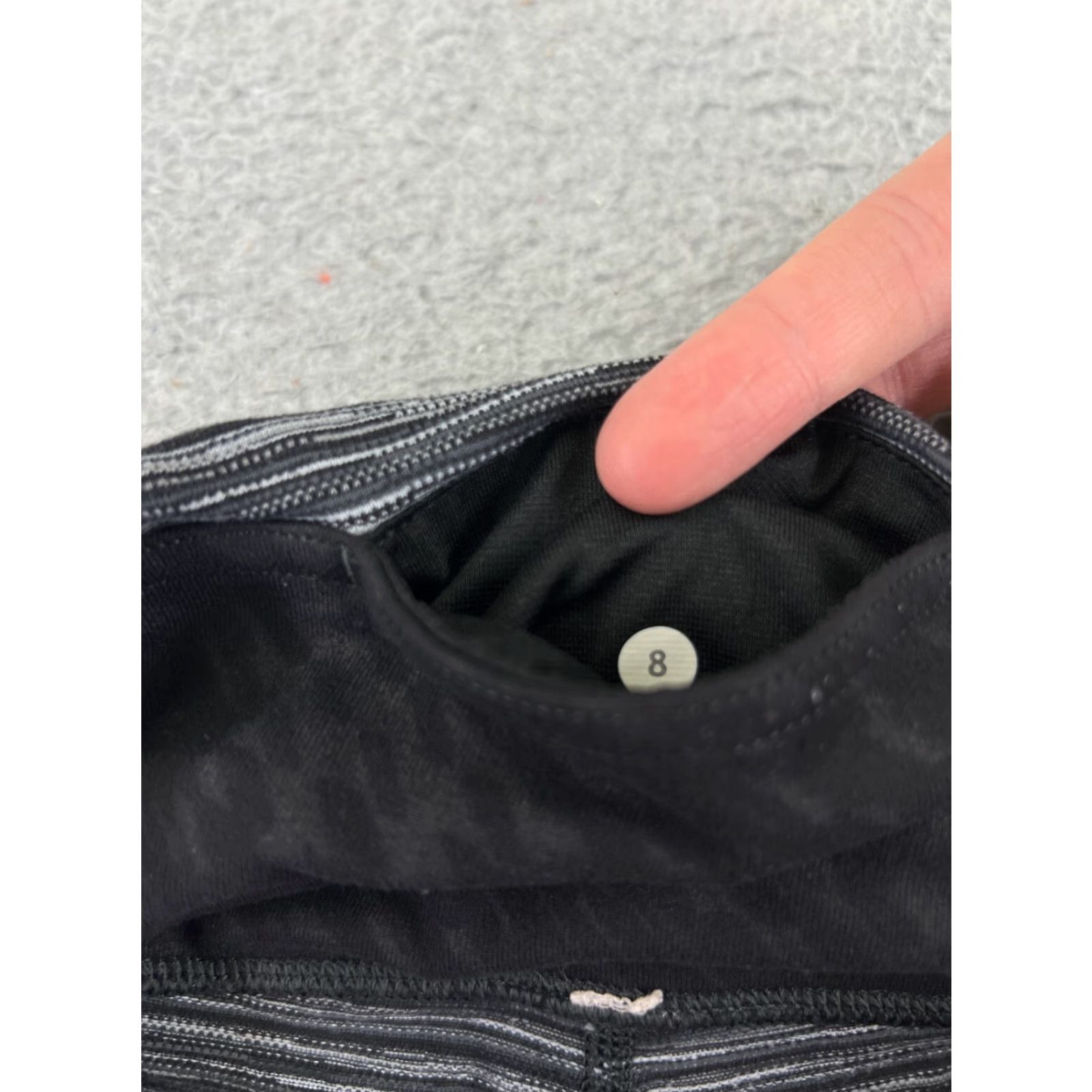Lululemon Lululemon Pants Womens 8 Capri Yoga Gym Workout Striped Black White Pockets Leggings 20in Inseam 20 Regular Capris Womens Size 30" / US 8 / IT 44 - 3 Thumbnail