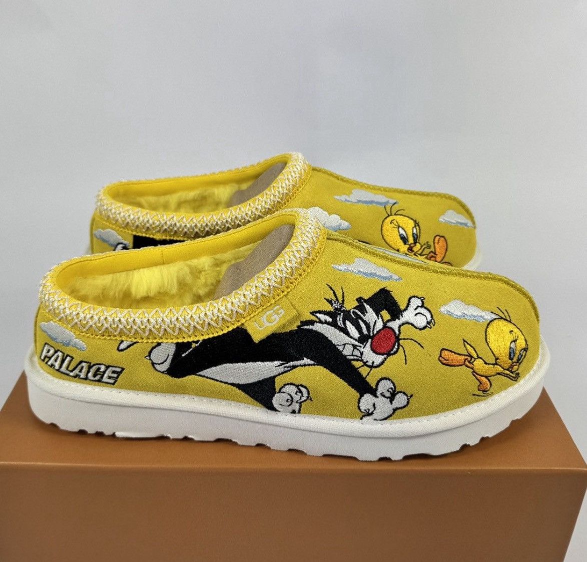 Palace × Ugg LOONEY TUNES UGGS Size US 10 / EU 43 - 1 Thumbnail