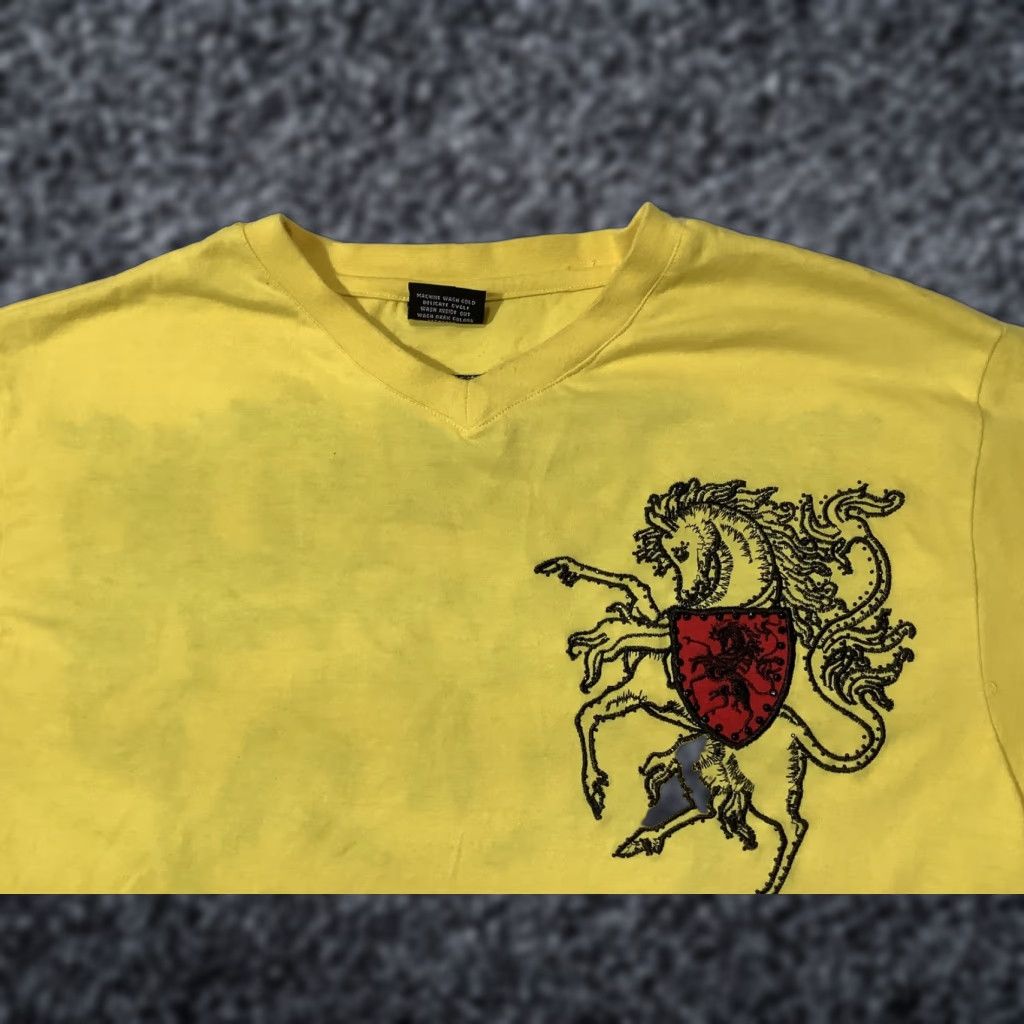 Victorious Shirt Mens Large Yellow Graphic V Neck Embroidered Lion Crest Medieval