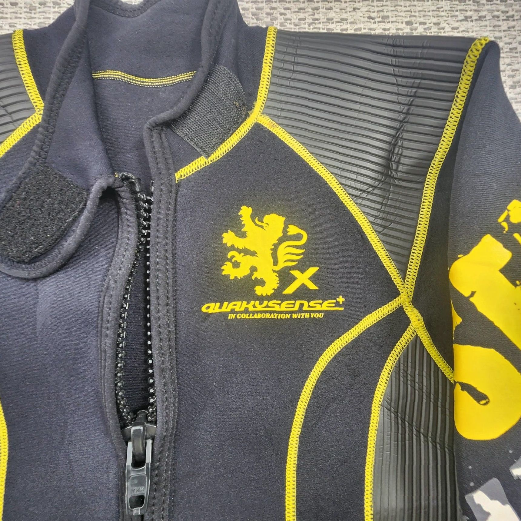 Quaksense X Jacket Mens Small Black Yellow Full Zip Wetsuit Neoprene Surf Top