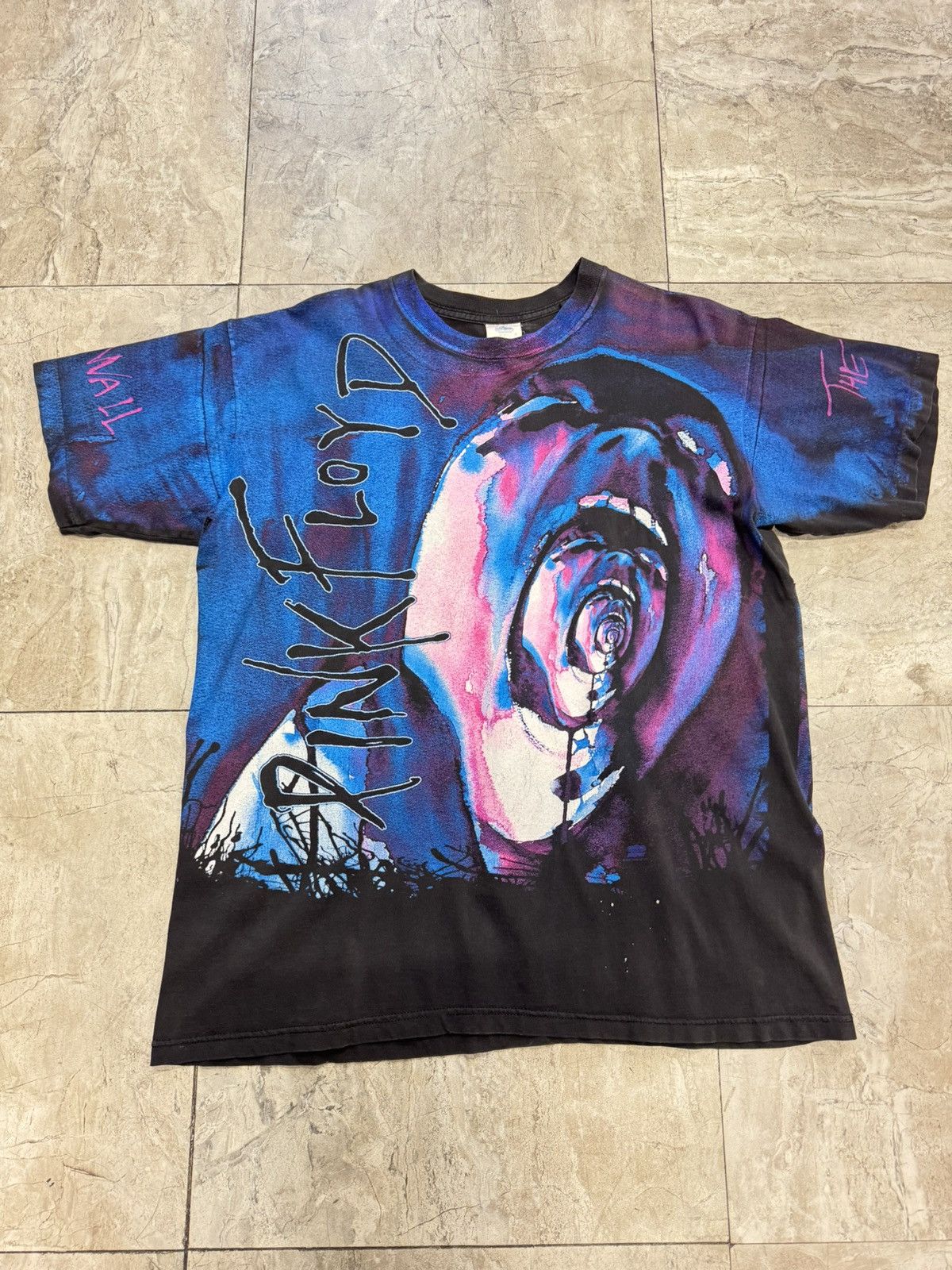 Vintage Vintage Pink Floyd The Wall AOP Tee Size US XL / EU 56 / 4 - 1 Thumbnail