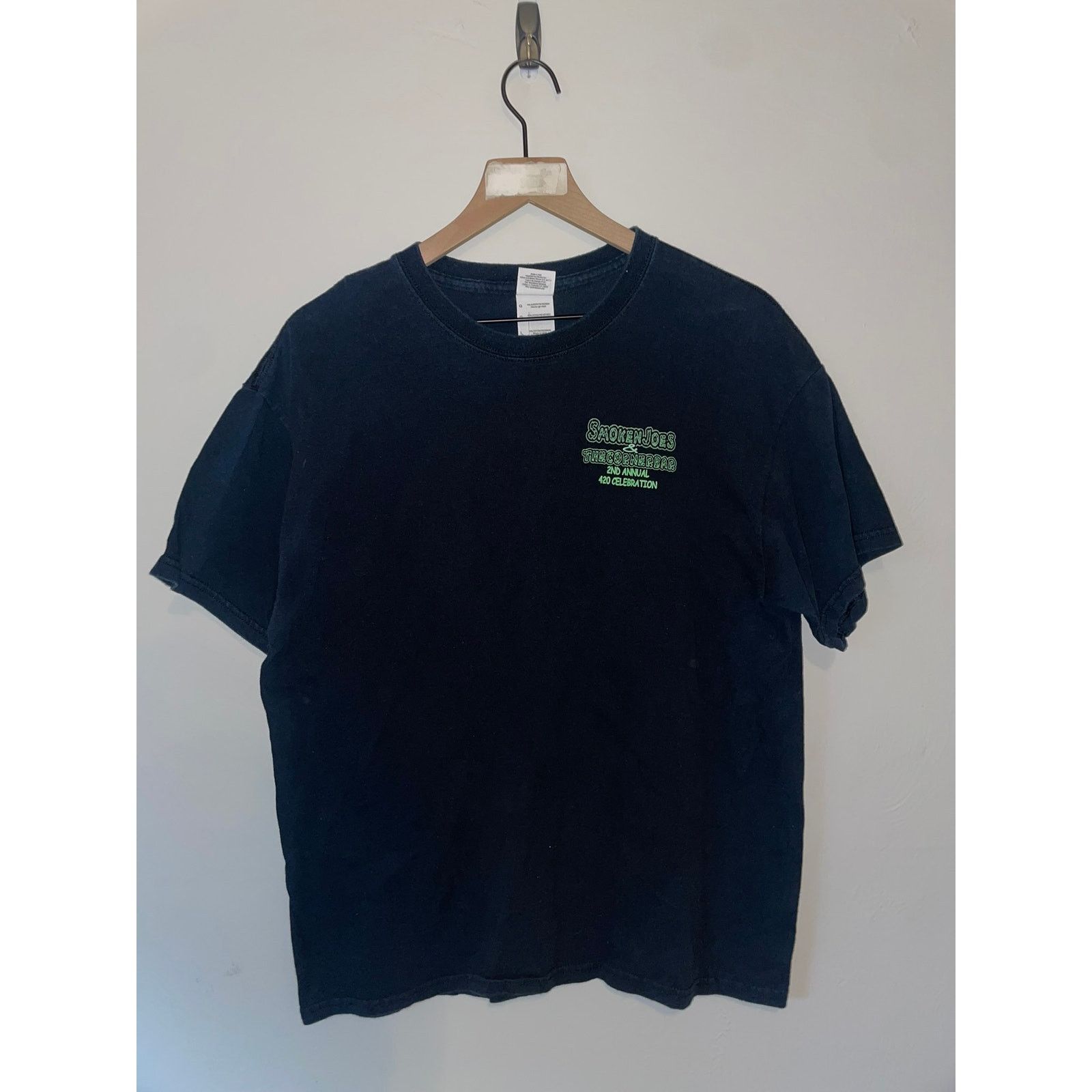 Gildan Smoken Joes Shirt and The Corner Bar 420 Weed Tee Graphic L Size US L / EU 52-54 / 3 - 2 Thumbnail