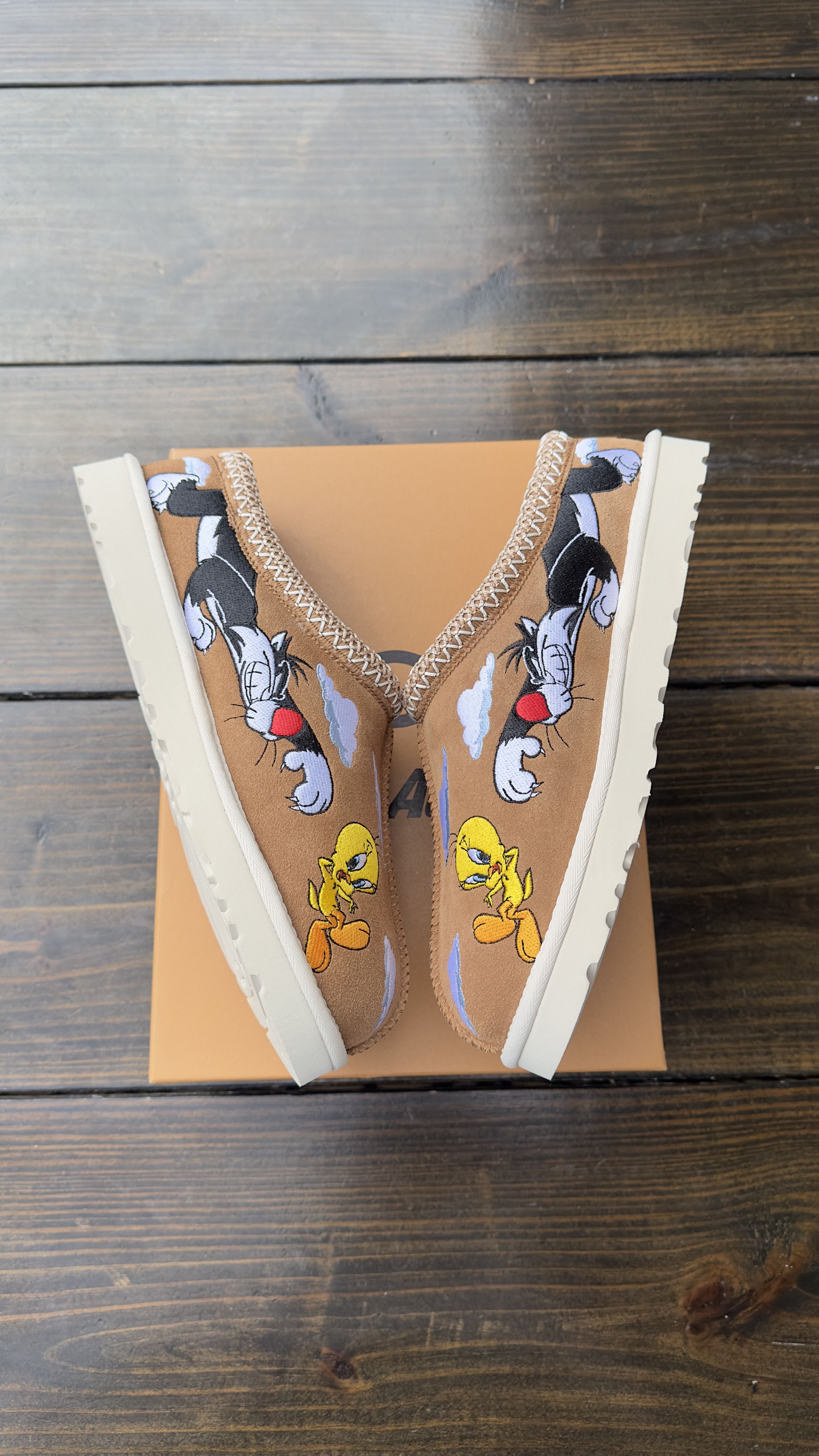 Palace × Ugg Ugg x Palace x Looney Tunes Tasman Slippers size 10 Size US 10 / EU 43 - 6 Thumbnail