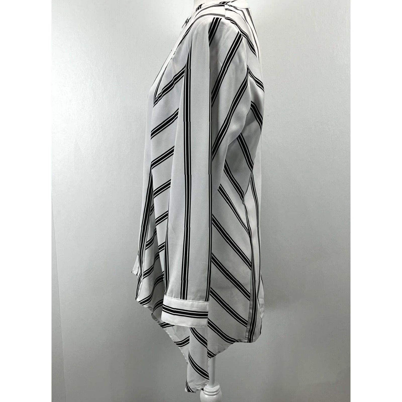 Vintage Chicos Striped Tunic Blouse Shirt Sz 0 US Small Womens Shark Bite Hem White Blac Size S / US 4 / IT 40 - 2 Thumbnail