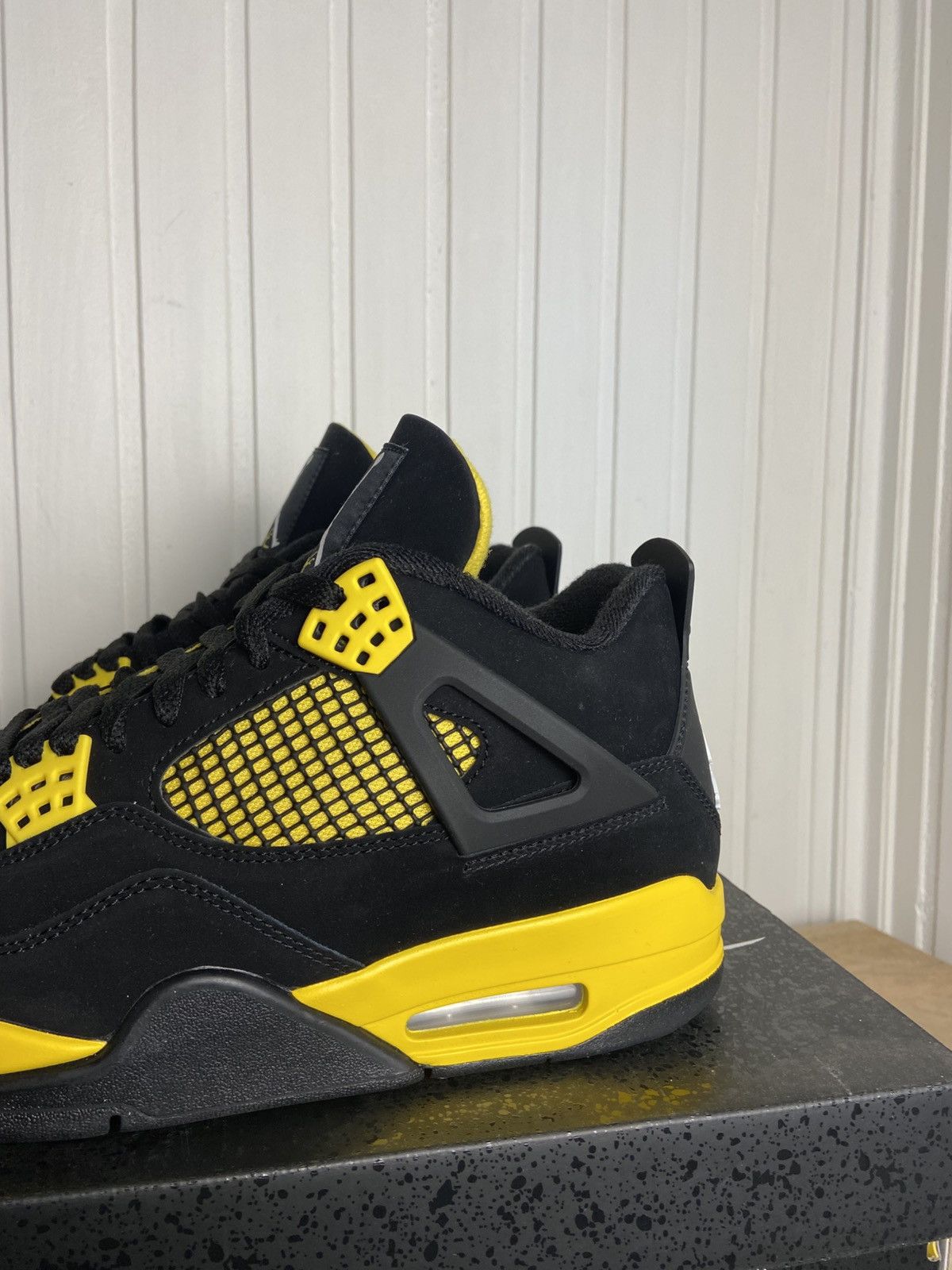 Jordan Brand New Jordan 4 Retro "Thunder" 2023 authentic size 10,5US Size US 10.5 / EU 43-44 - 2 Thumbnail