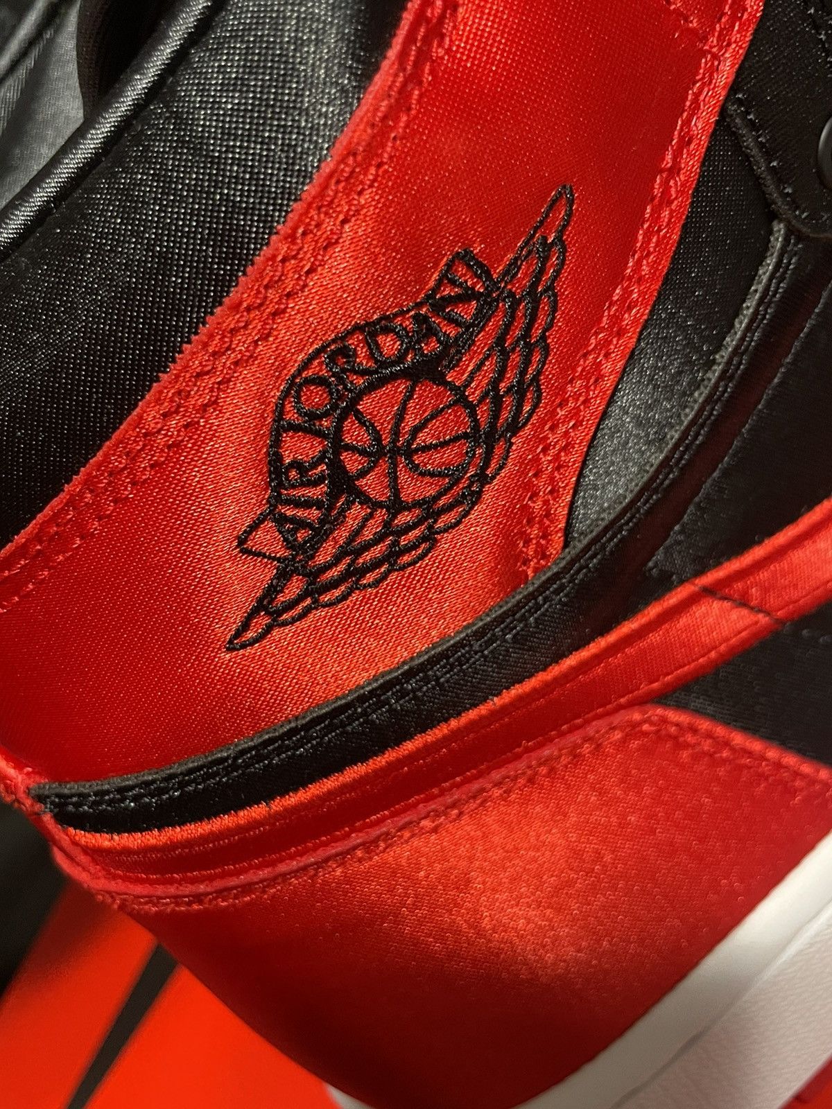 Jordan Brand × Nike Jordan 1 Satin Bred Size US 9 / EU 42 - 3 Thumbnail