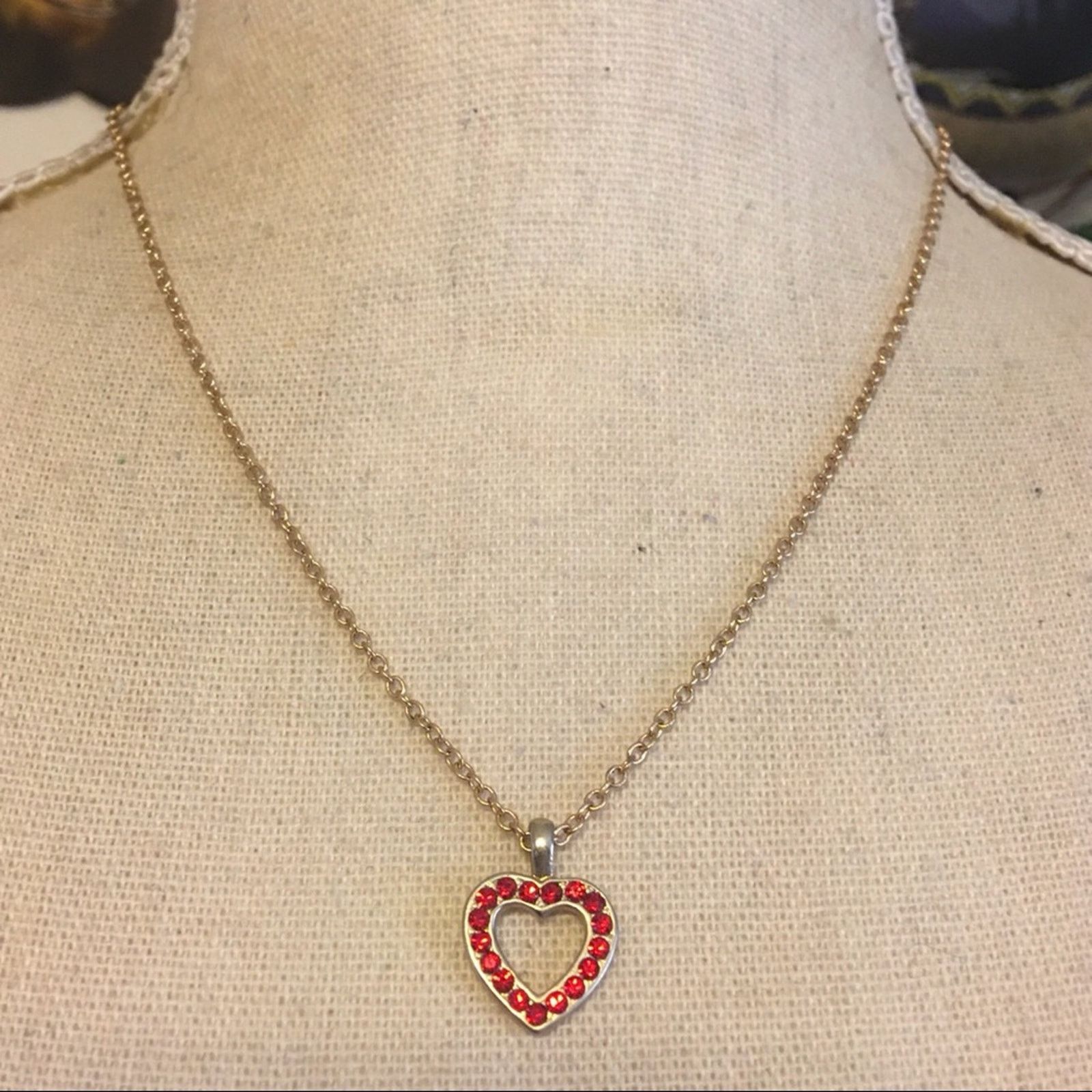 Vintage Vintage red stone heart pendant on gold chain Size ONE SIZE - 1 Thumbnail