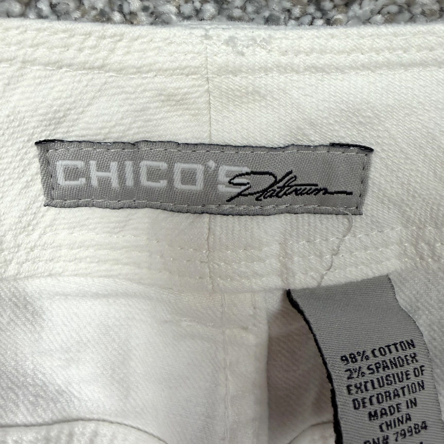 Vintage Chico's Platinum Capri Jeans Regular 32x23 White Rhinestone 5-Pocket Denim Capri Women's Jeans Vintage? No Size 25" / US 0 / IT 36 - 7 Thumbnail