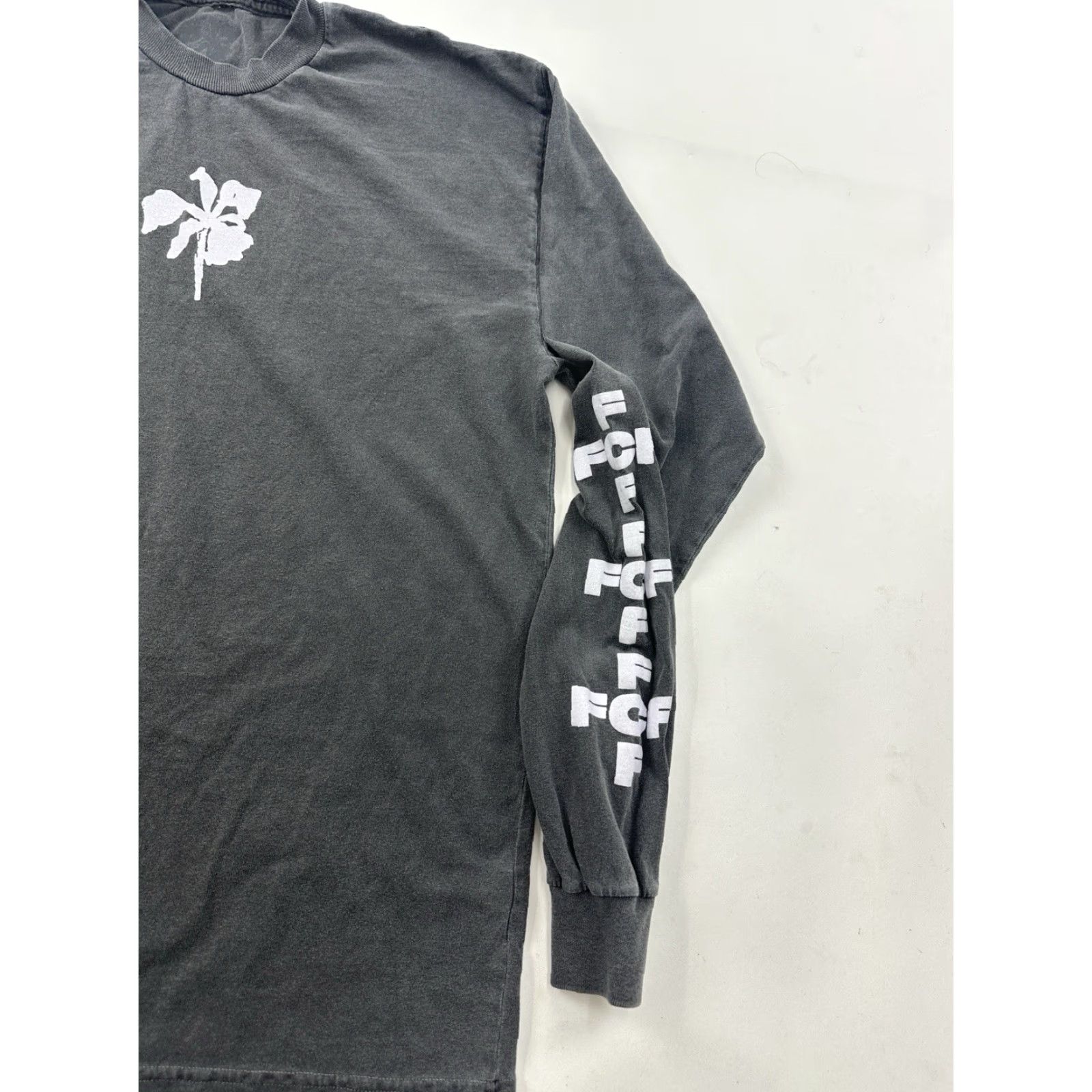 Vintage FRESH CUT FLOWERS Shirt Mens Small Gray Long Sleeve Crew Neck Logo Center Flower Pullover Regular Fit - Mens Size US S / EU 44-46 / 1 - 2 Thumbnail