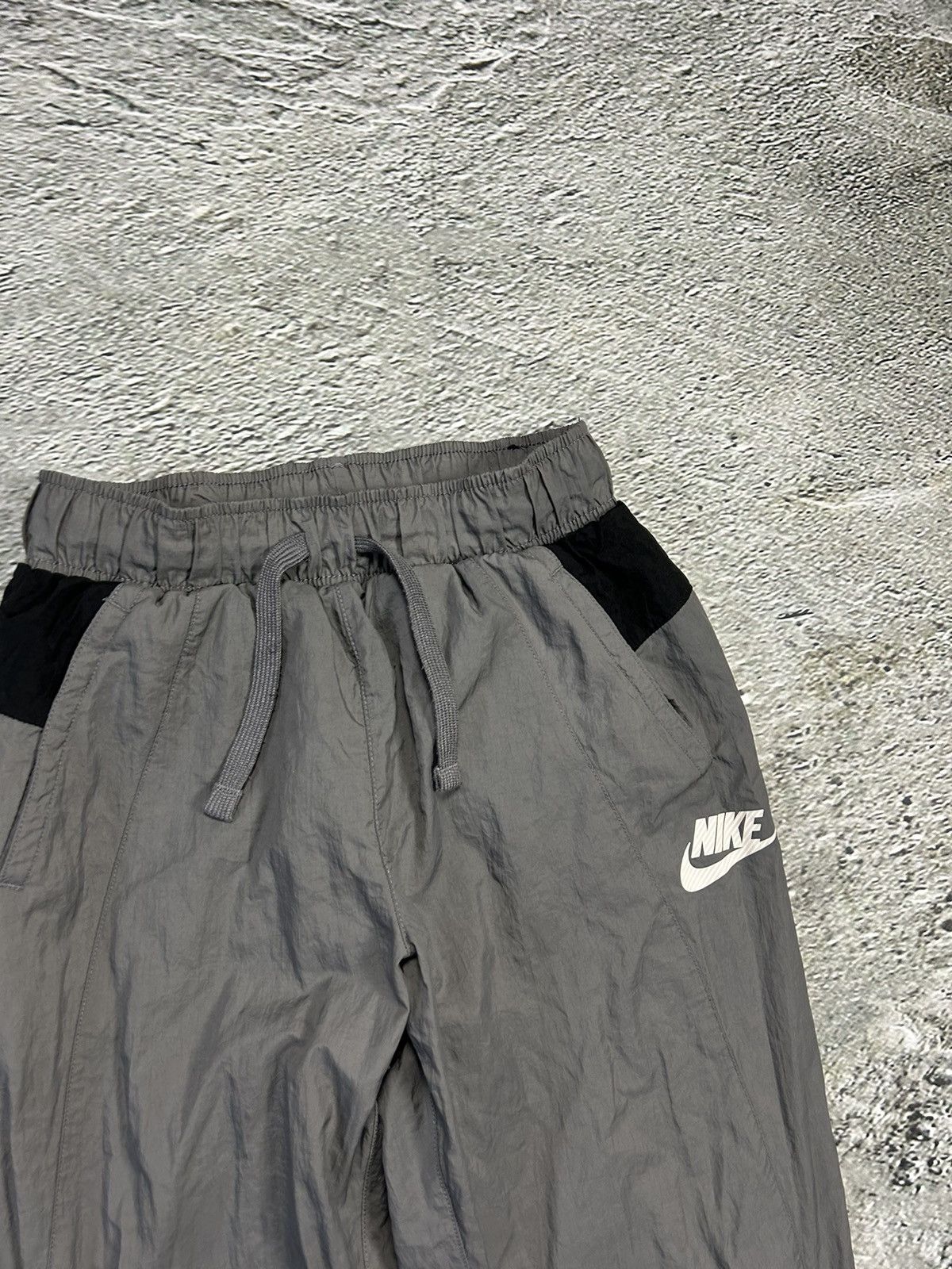 Nike Nike vintage grey nylon track pants small logo drill Y2K Size US 28 / EU 44 - 2 Thumbnail
