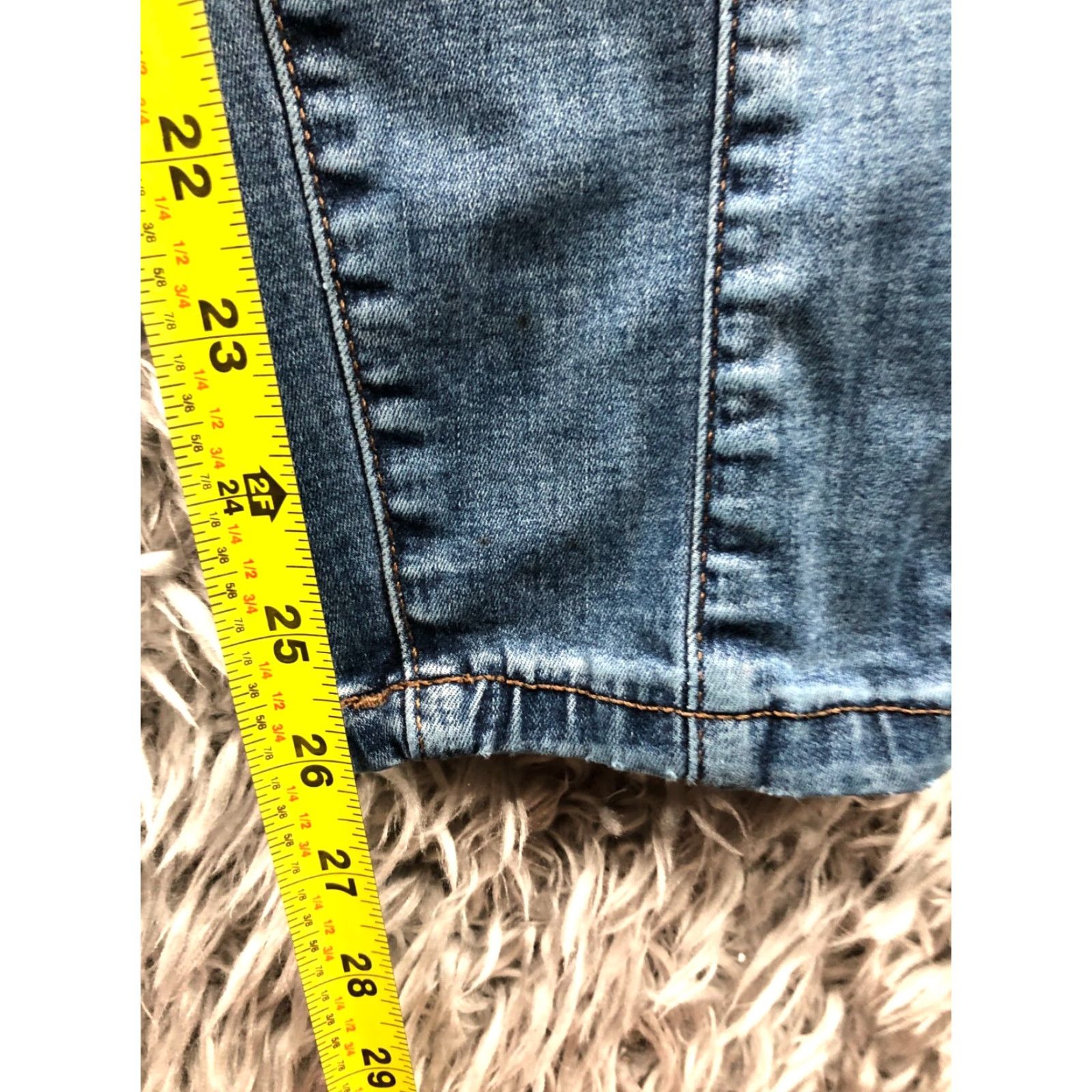 Vera Wang Vera Wang Jeans Jegging Medium Wash Blue Size 16 Womens 27in Inseam Regular Fit Pocket 5-Pocket Zipper Button Denim N/A Flaw? (but must not add info) Size 38" / US 16 / IT 52 - 3 Thumbnail