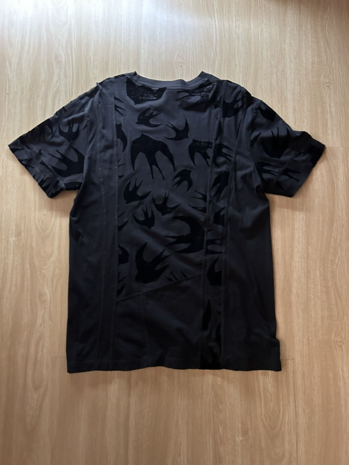 Alexander McQueen MCQ Alexander Mcqueen Swallow Flocked Tee Size US XL / EU 56 / 4 - 3 Thumbnail