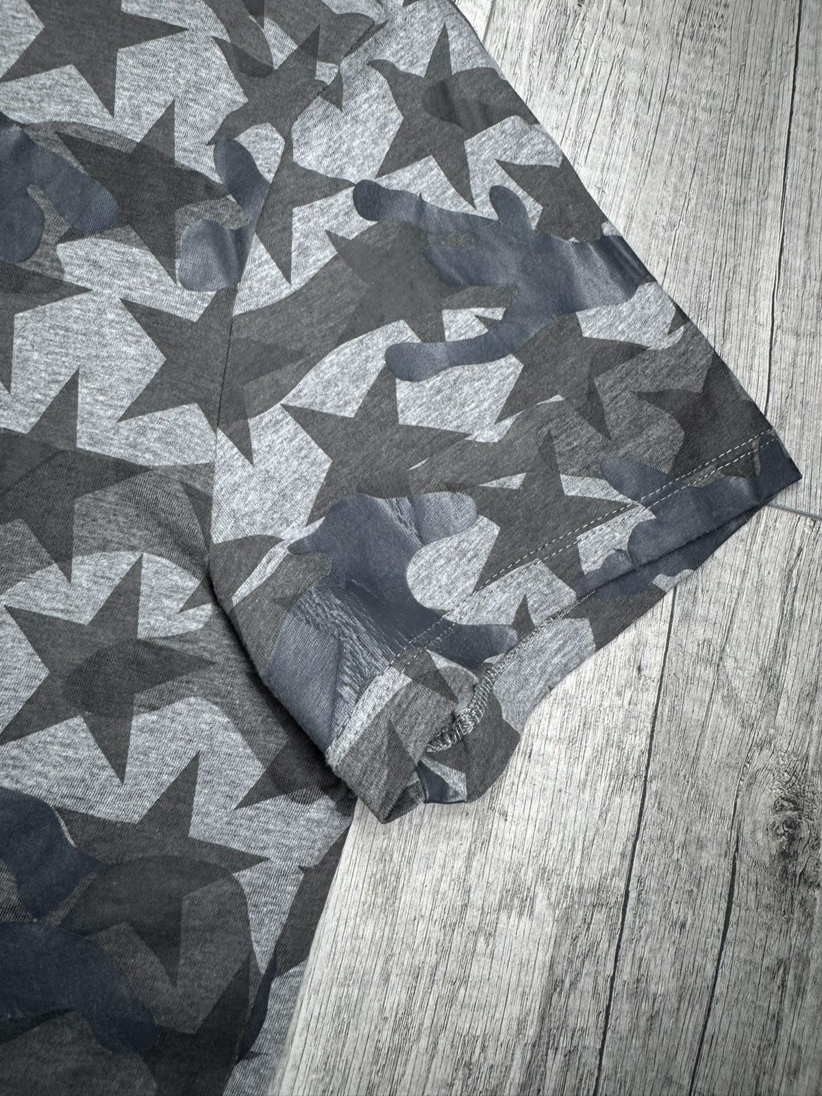 Valentino Valentino Camo Stars t shirt L Size US L / EU 52-54 / 3 - 5 Thumbnail